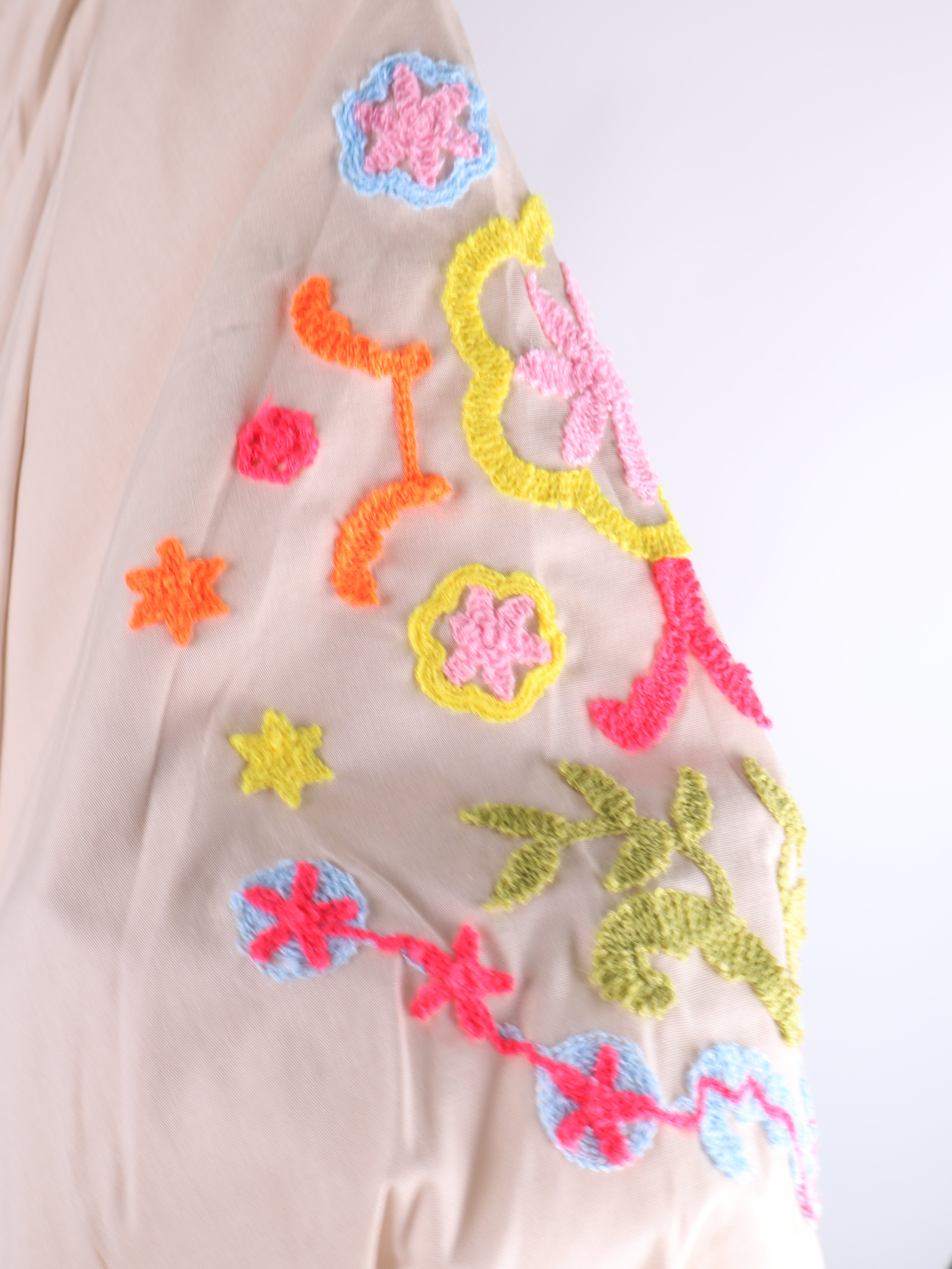 Oversize Tunikakleid mit bunten Stickerei-Ballonärmeln