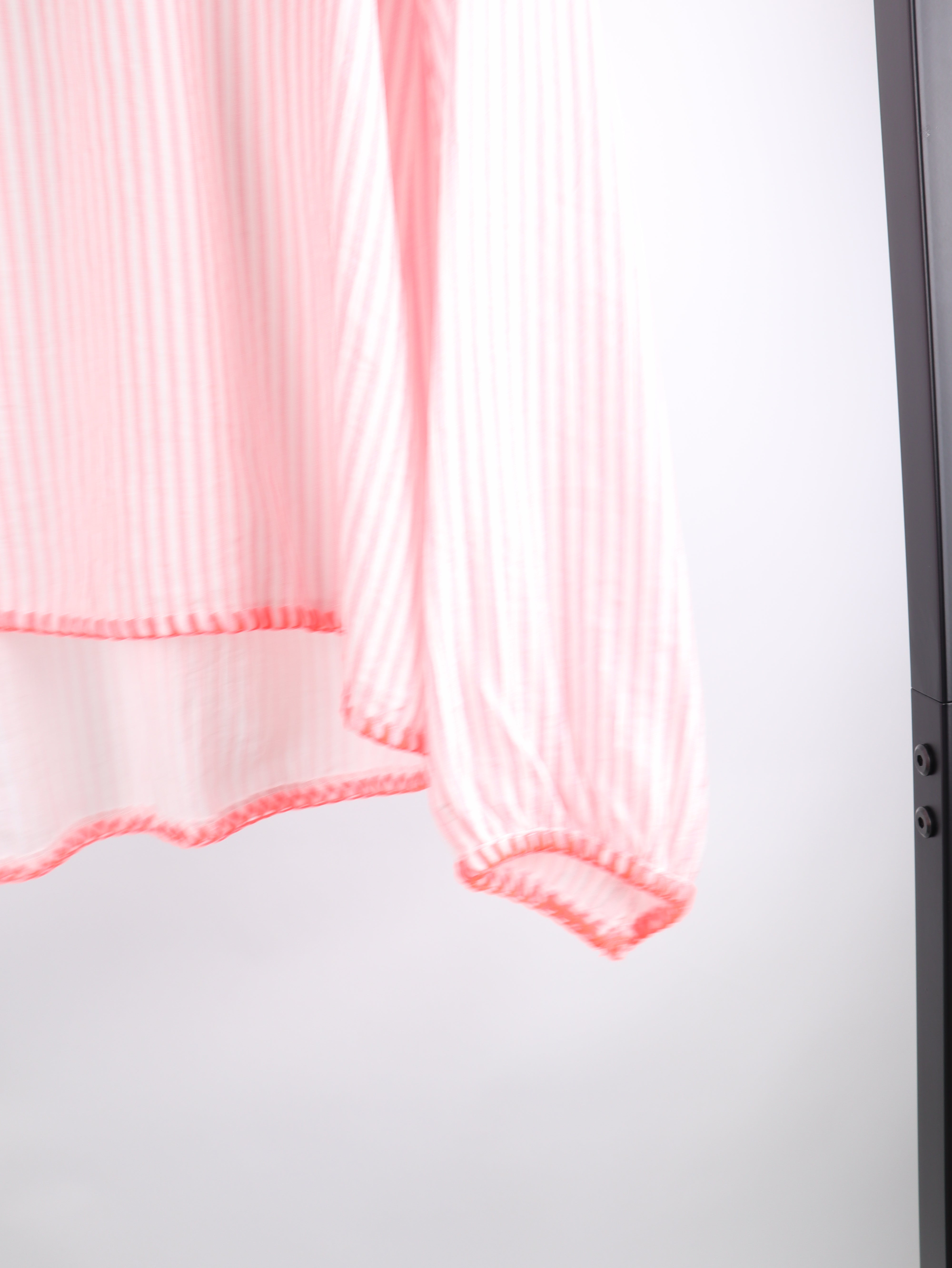 Streifen Viskosebluse mit Neon-Naht