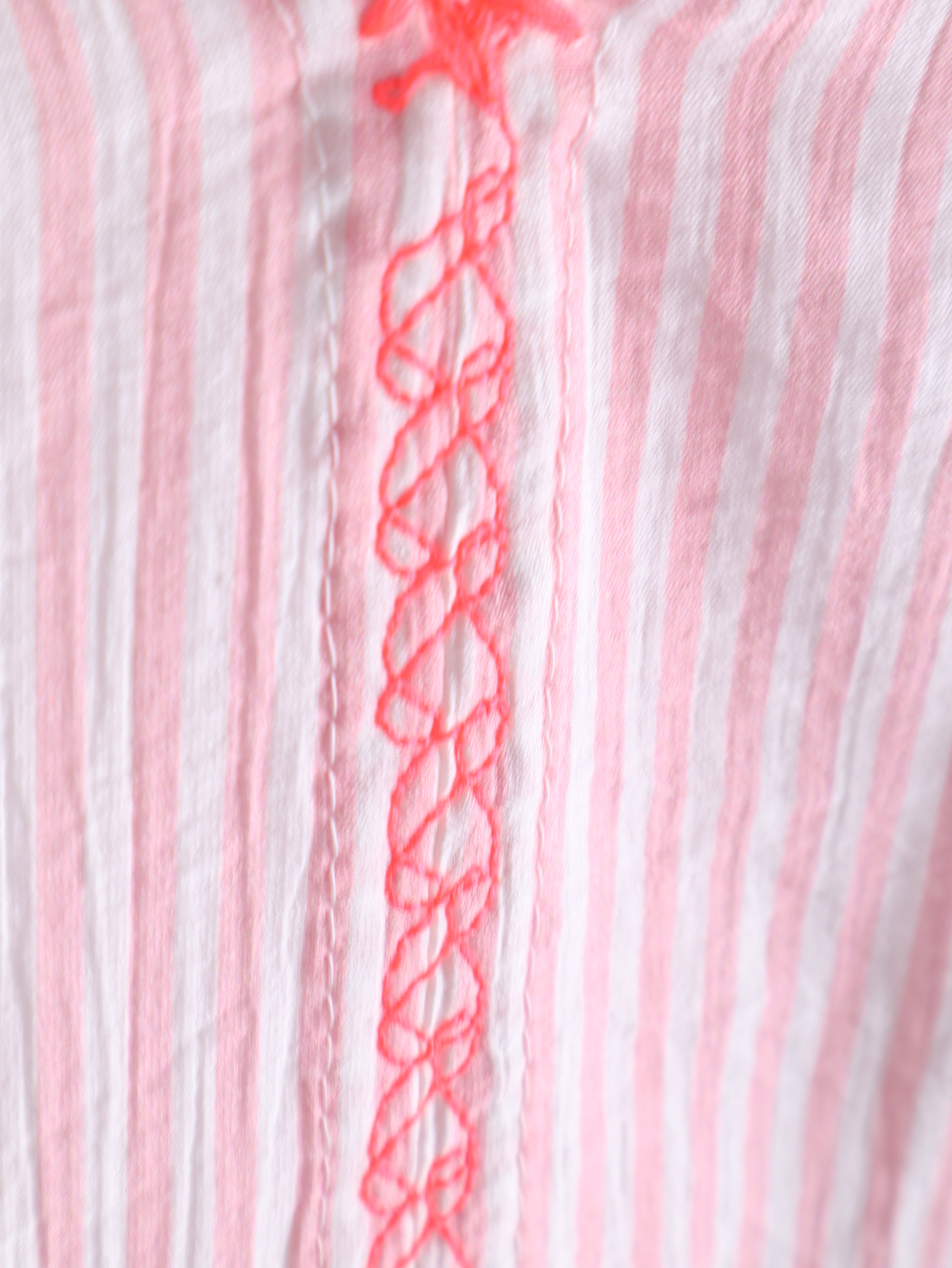 Streifen Viskosebluse mit Neon-Naht