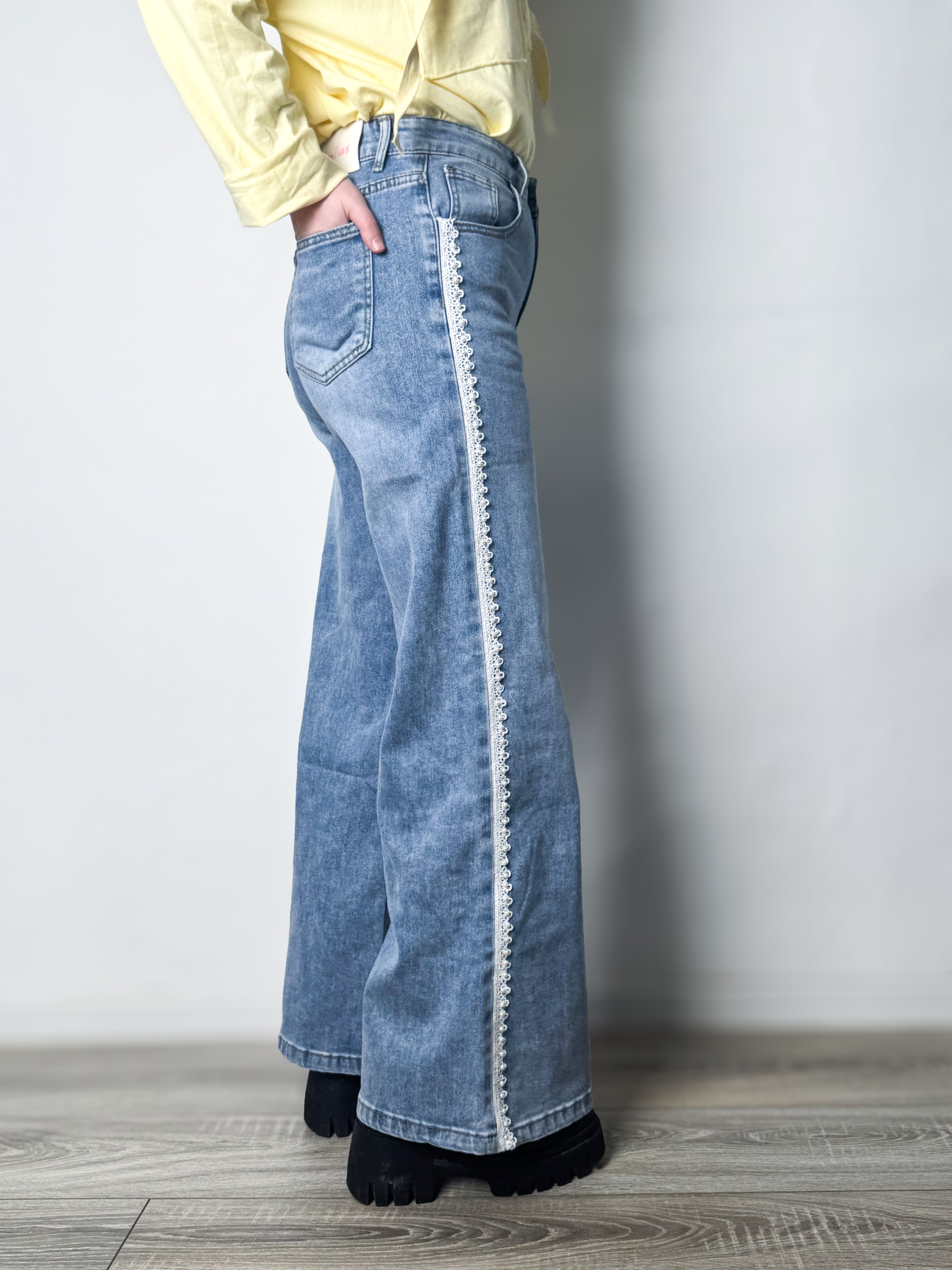 Milas Wide Leg Jeans mit Spitzen- & Perlendetails