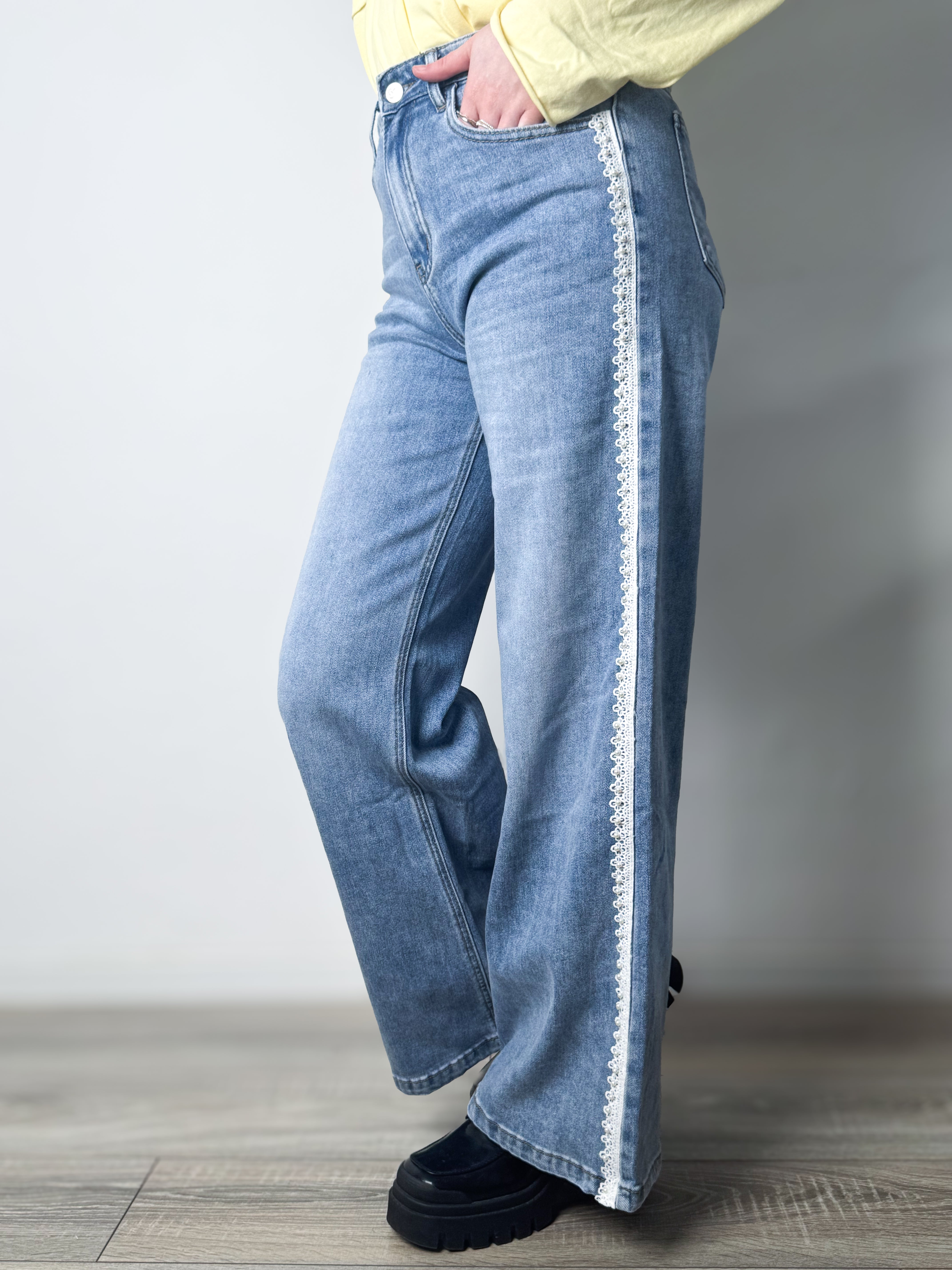 Milas Wide Leg Jeans mit Spitzen- & Perlendetails