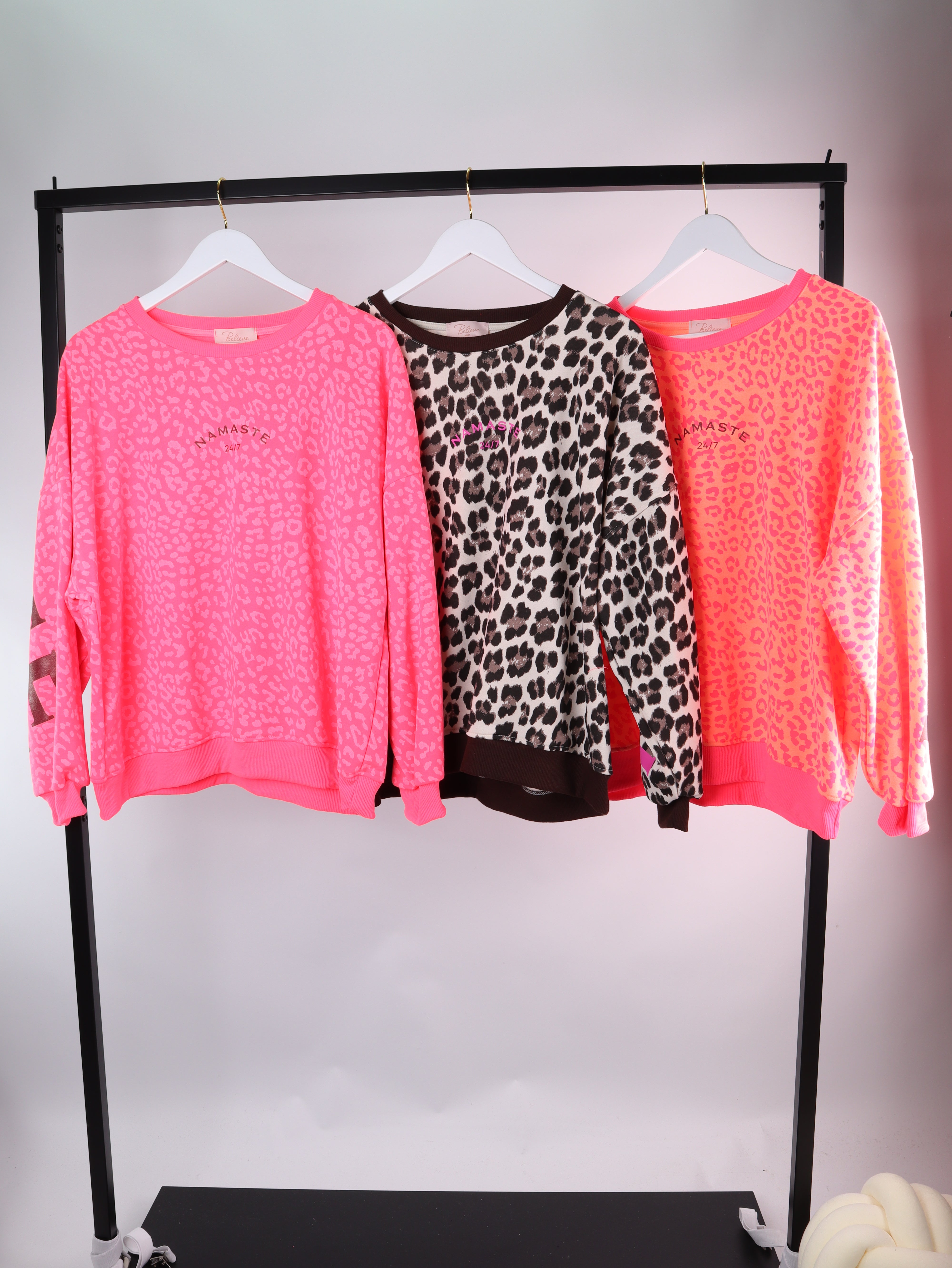Sweatshirt mit Rückenprint NAMASTE LEO