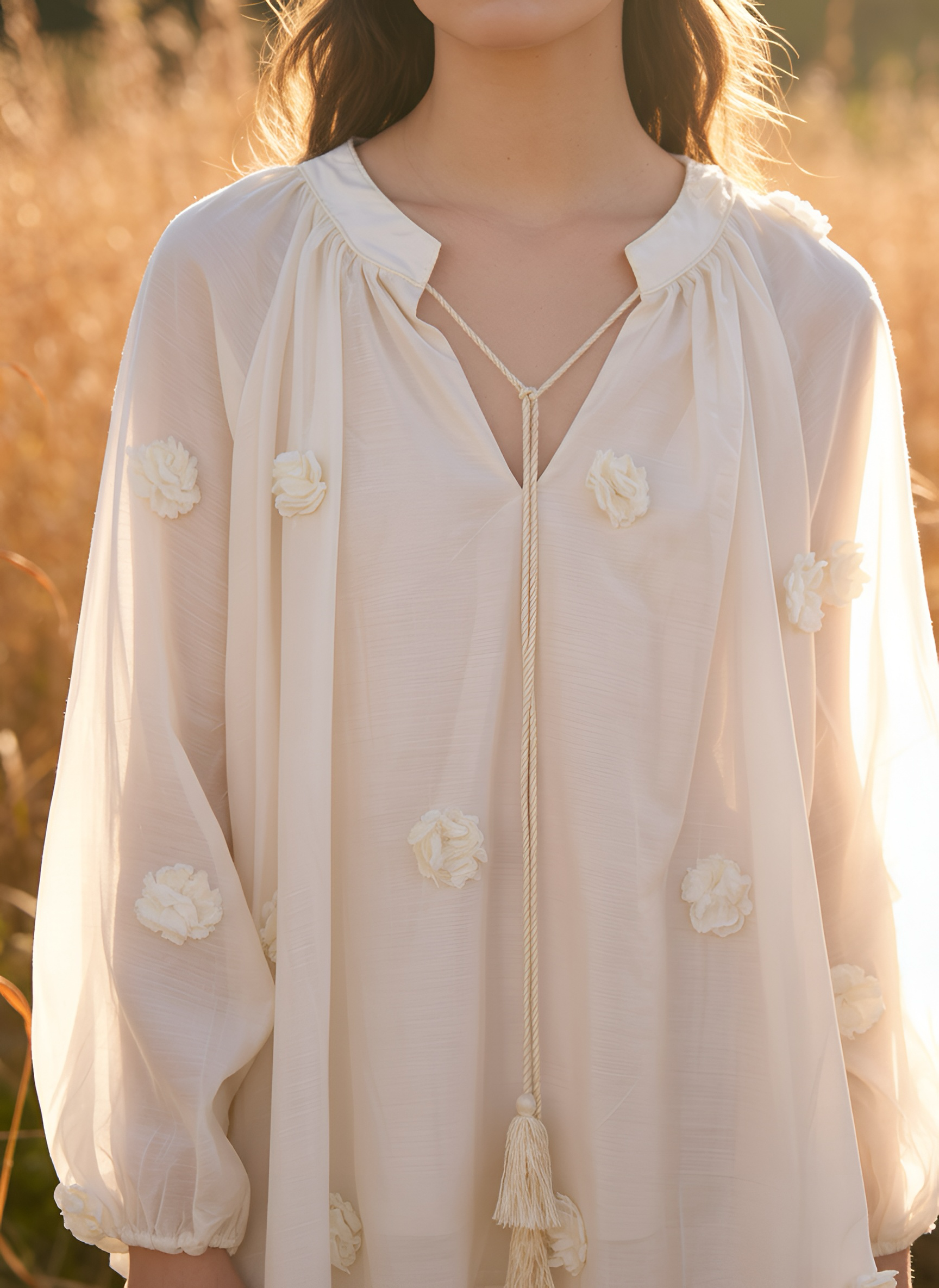 Leichte Bluse mit 3D-Blüten & Bindeband