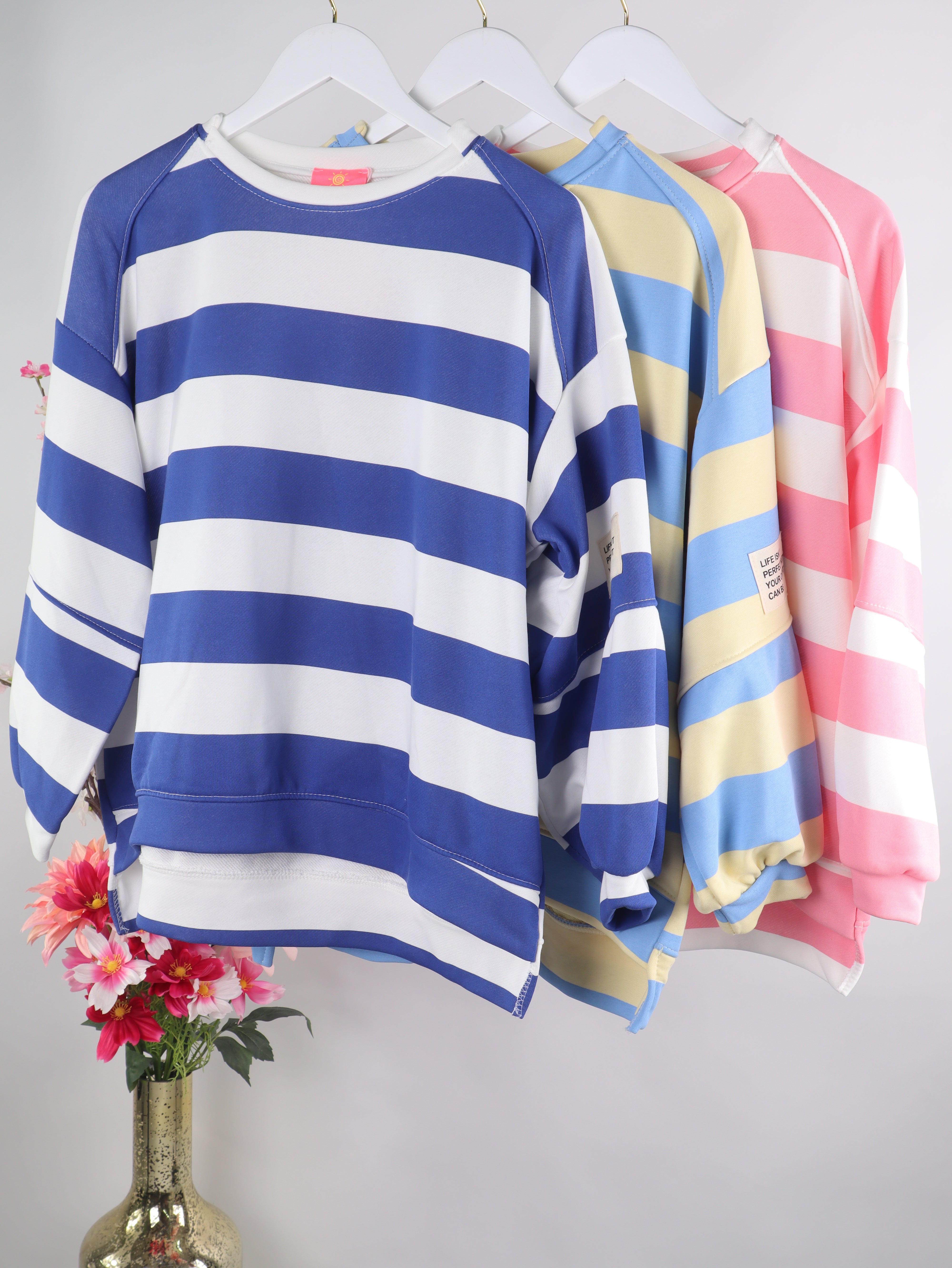 Oversize Streifen-Sweater mit Statement-Patch