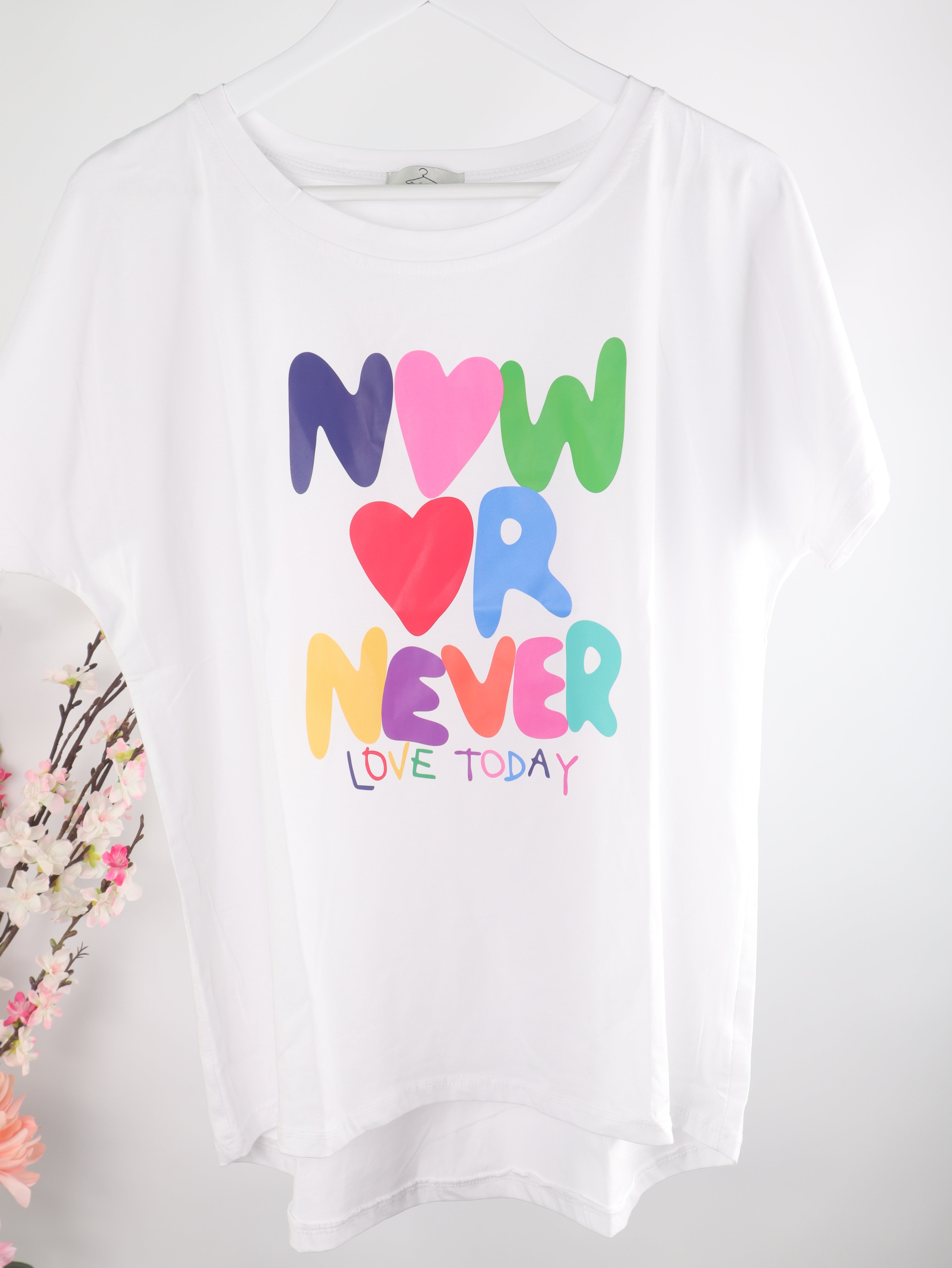 T-Shirt mit „Now or Never“ Print