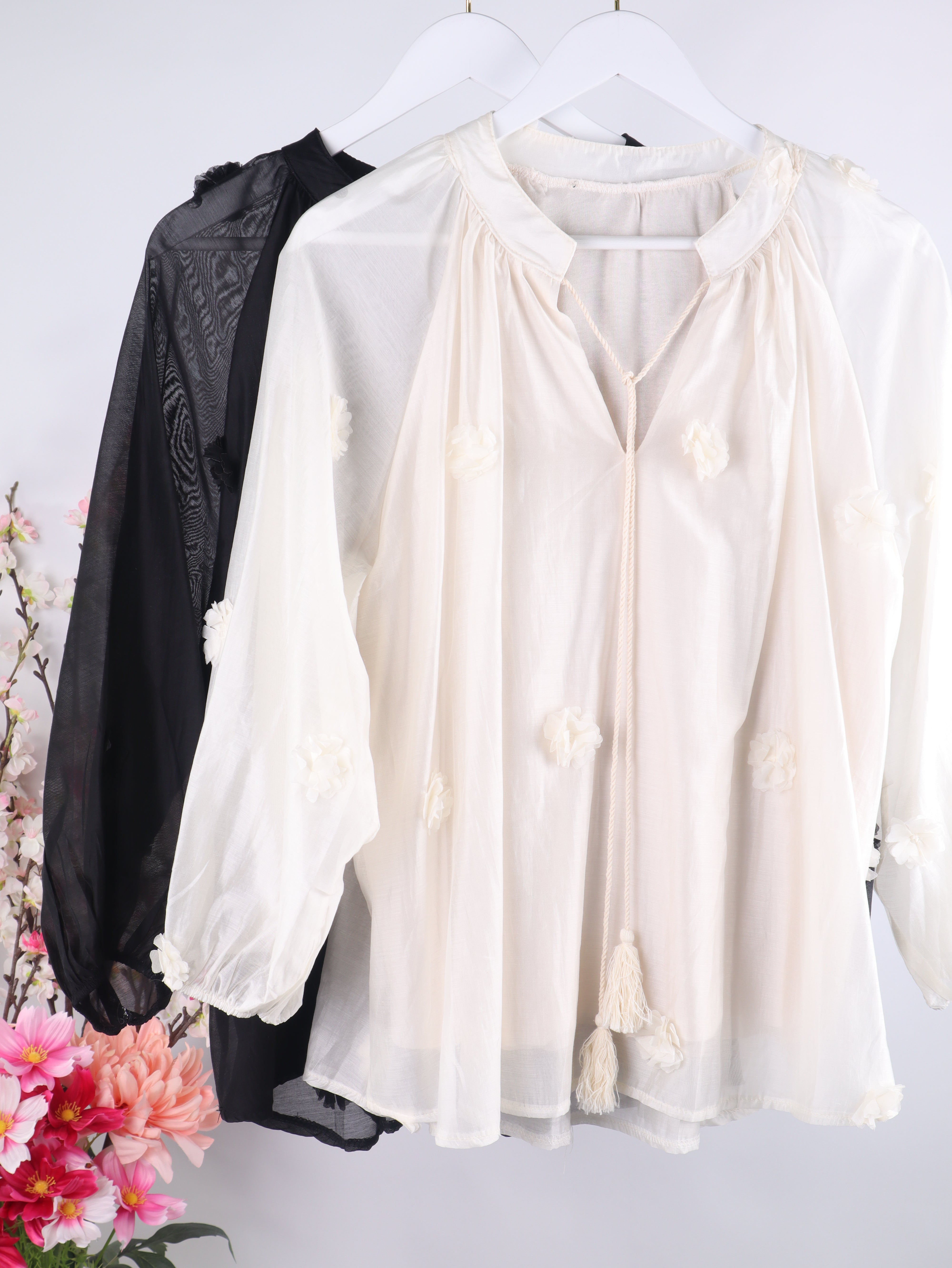 Leichte Bluse mit 3D-Blüten & Bindeband