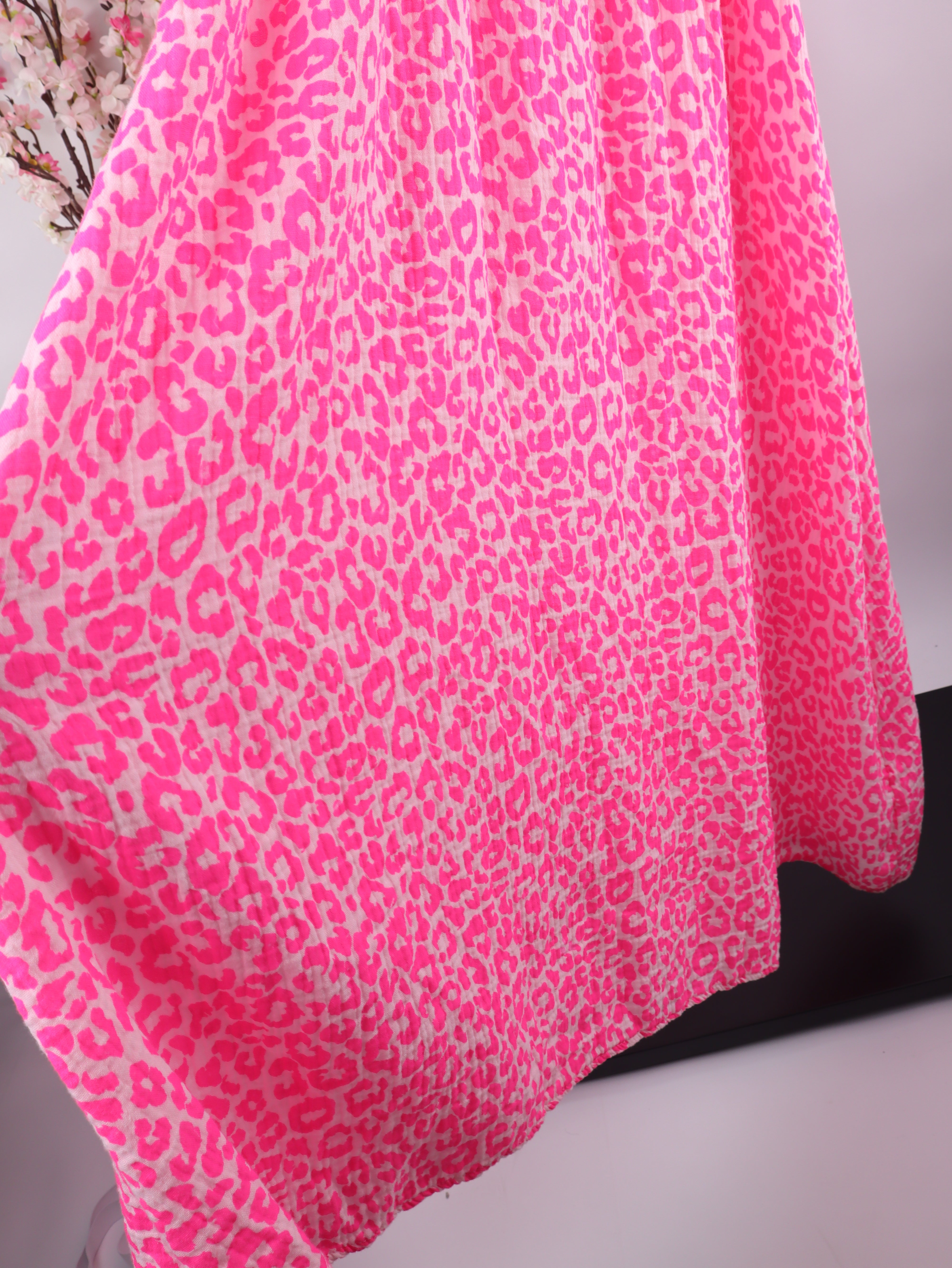 Musselin Kleid mit Neon-Leo-Muster - Pink