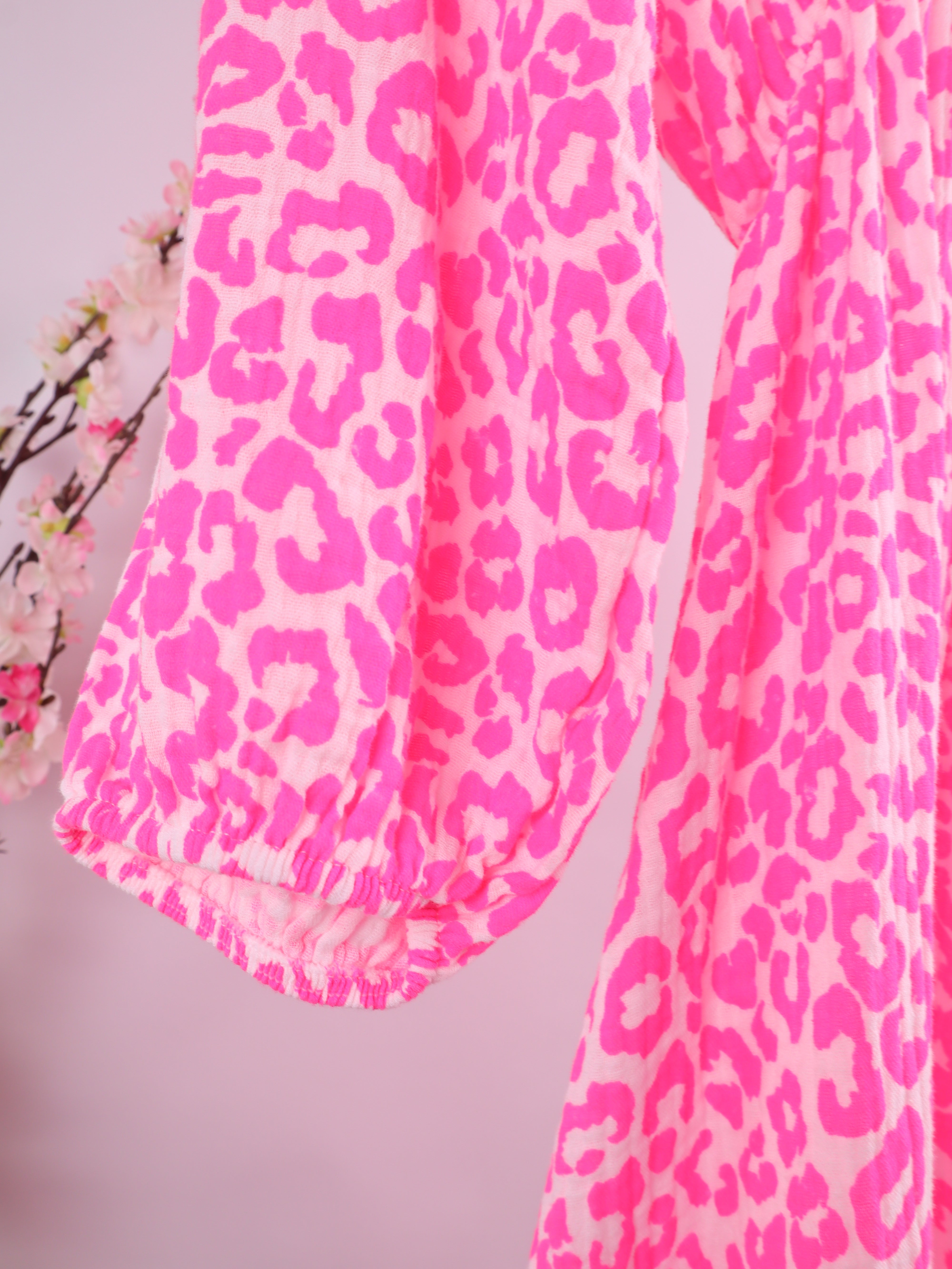 Musselin Kleid mit Neon-Leo-Muster - Pink
