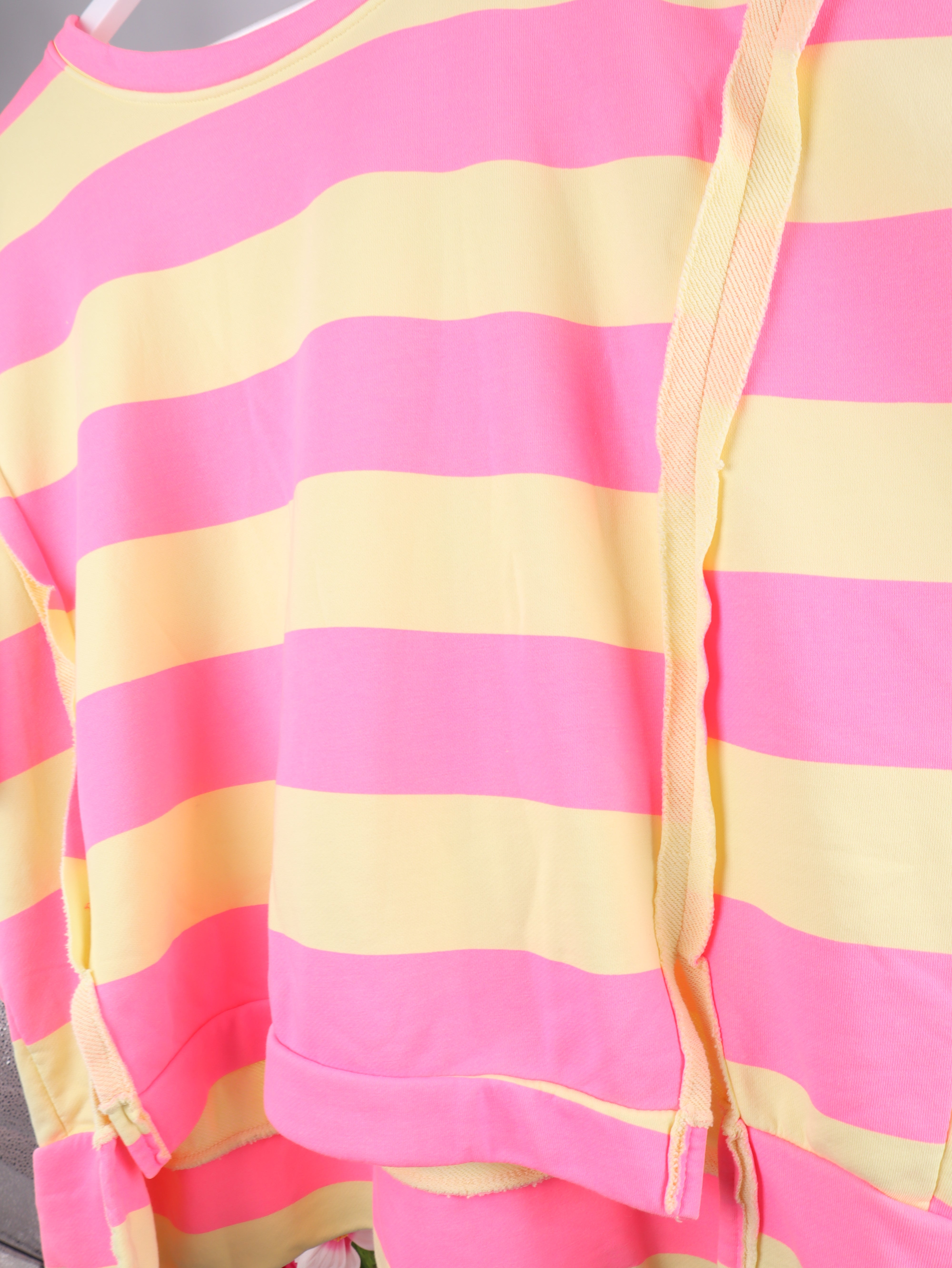 Oversize Sweatshirt mit Neon-Streifen