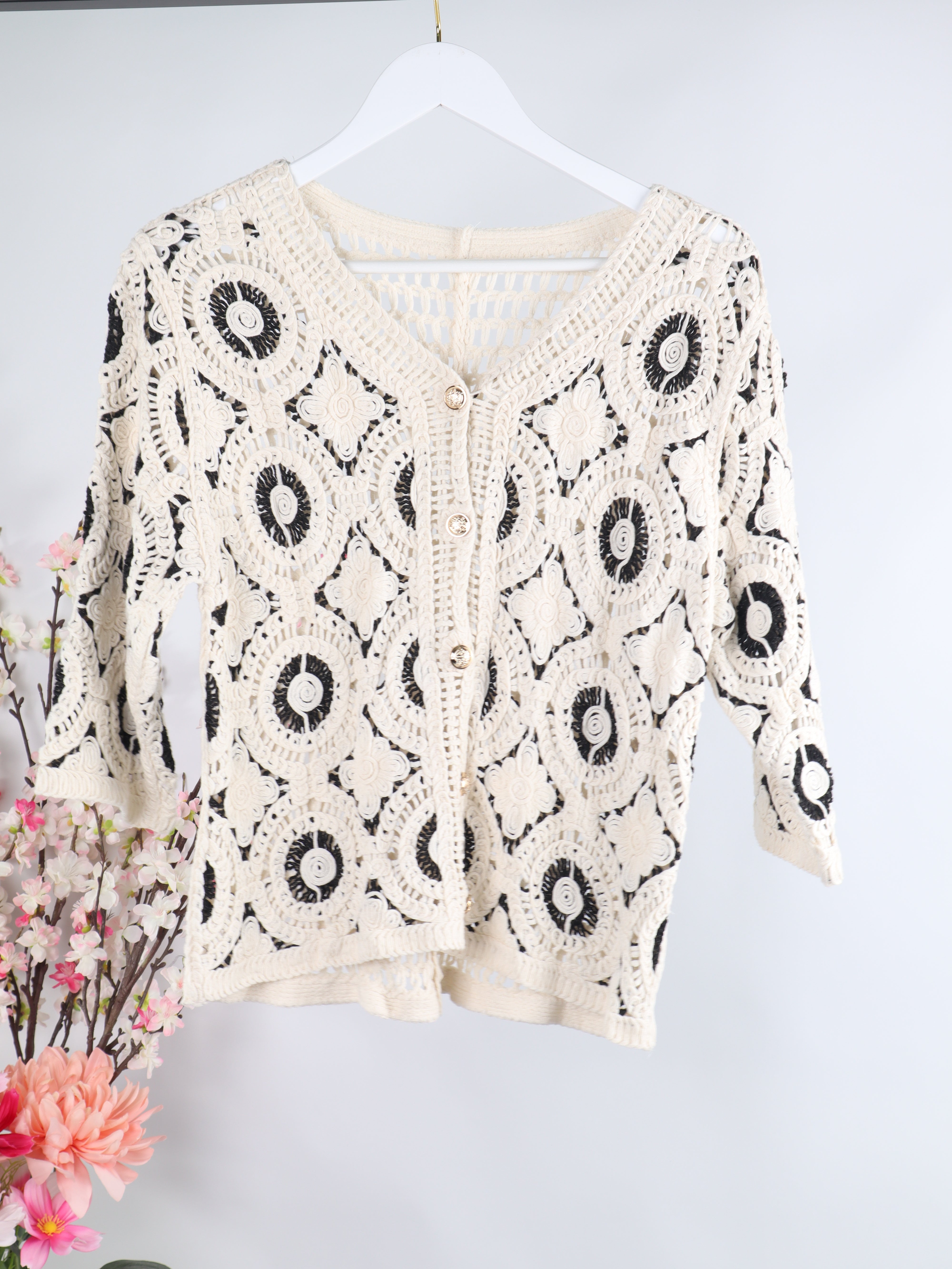 Boho Häkel-Cardigan mit Goldknöpfen