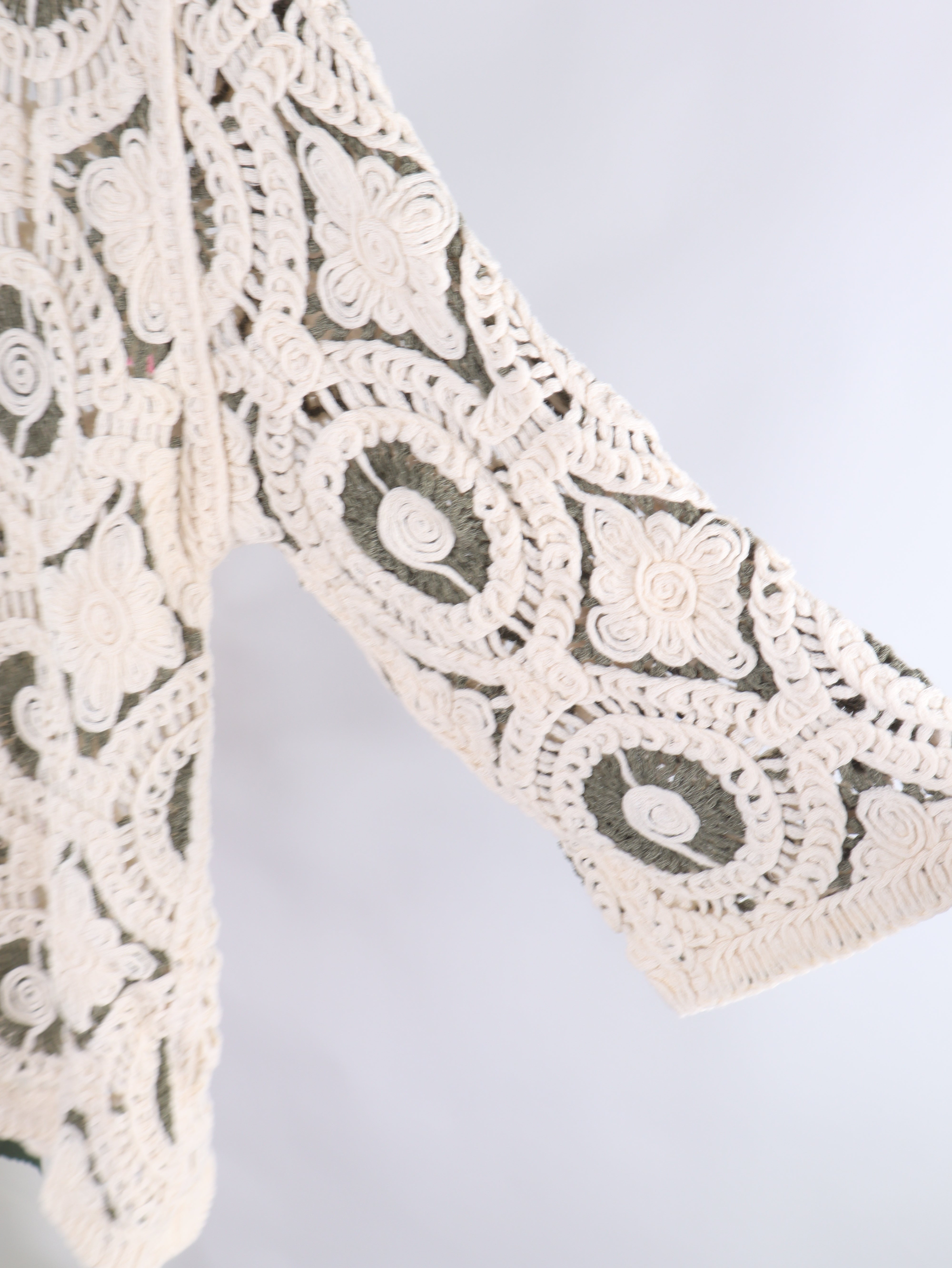 Boho Häkel-Cardigan mit Goldknöpfen