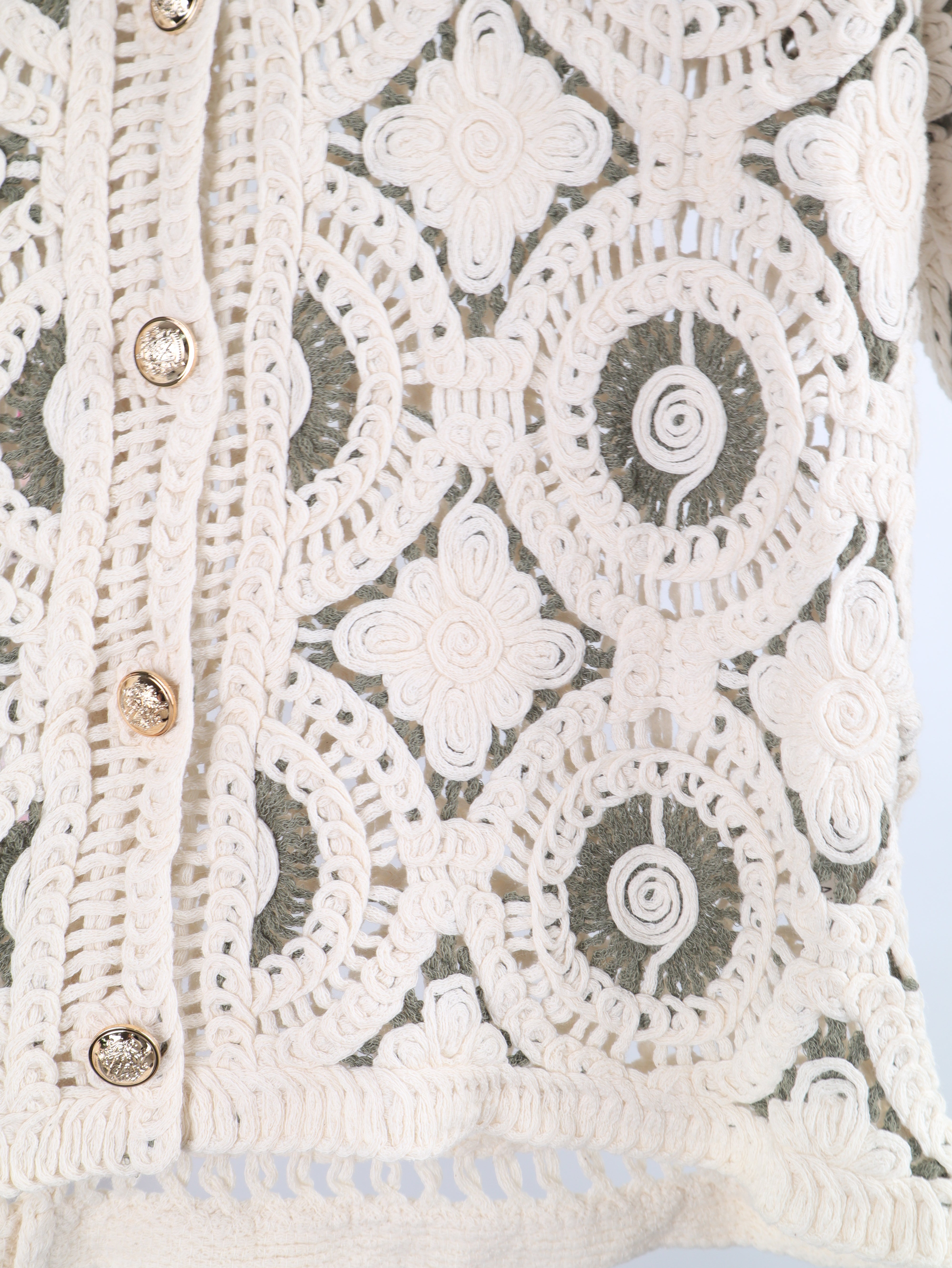 Boho Häkel-Cardigan mit Goldknöpfen