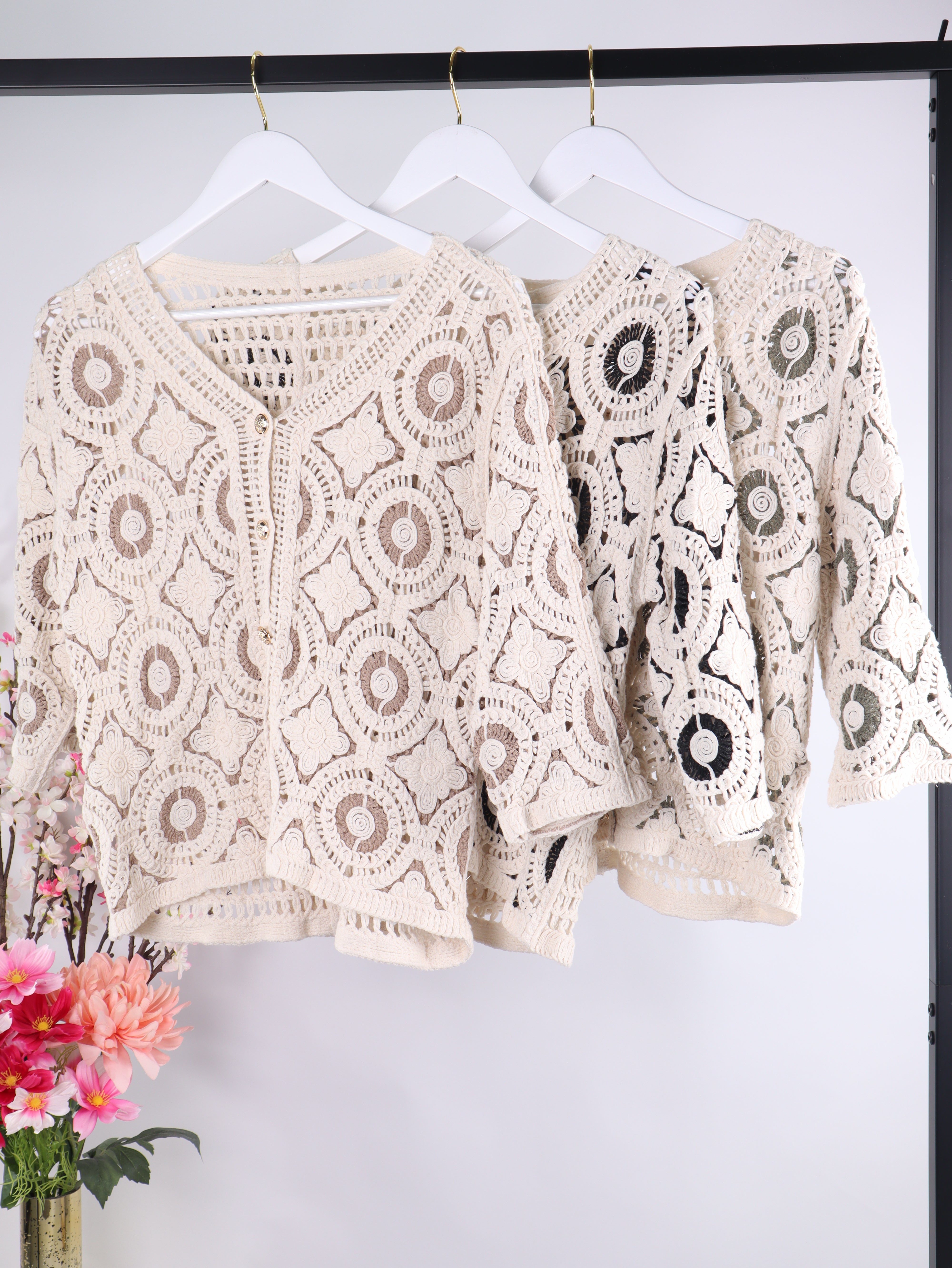Boho Häkel-Cardigan mit Goldknöpfen