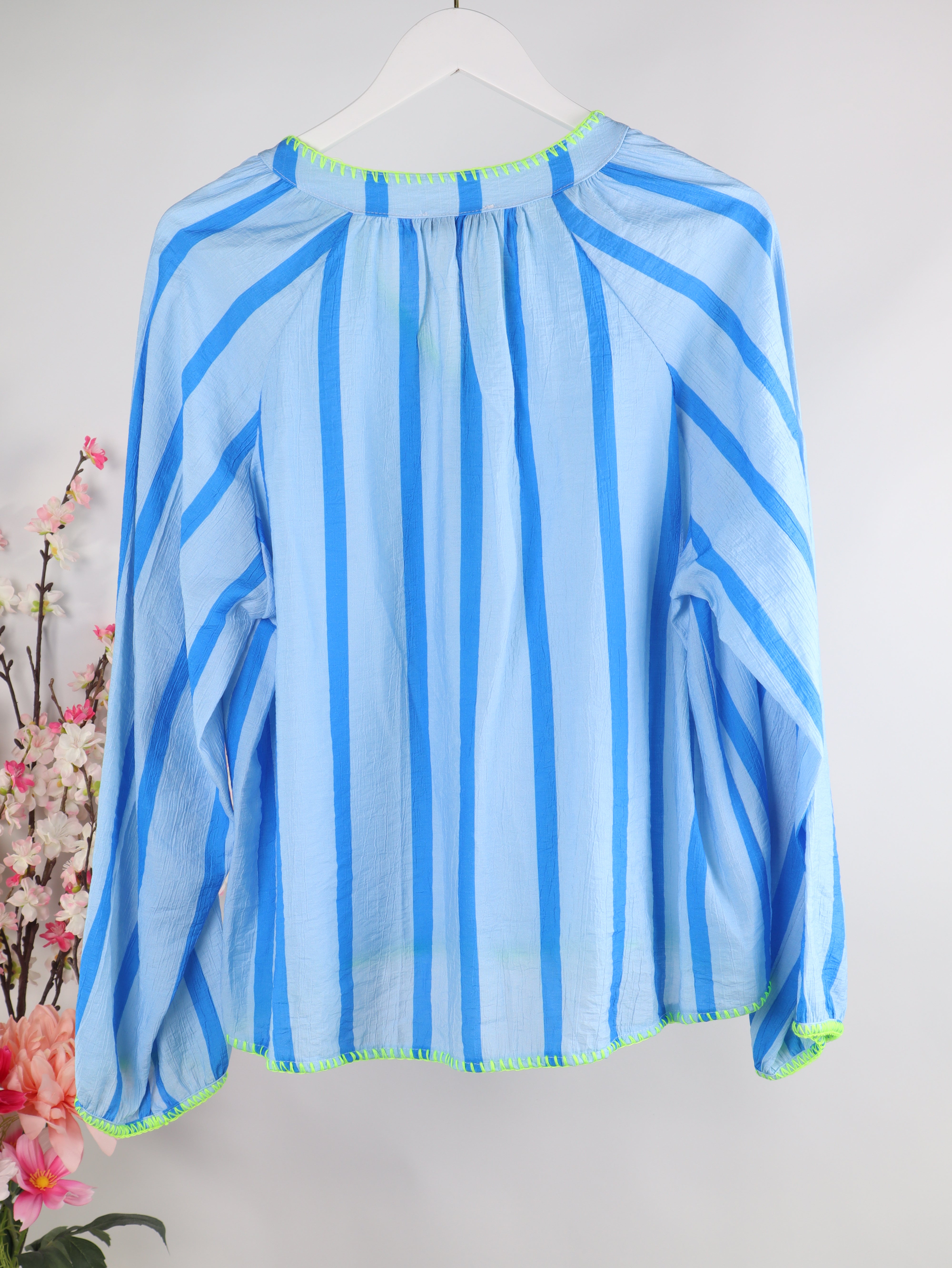 Viskose Bluse mit Neon Nähten