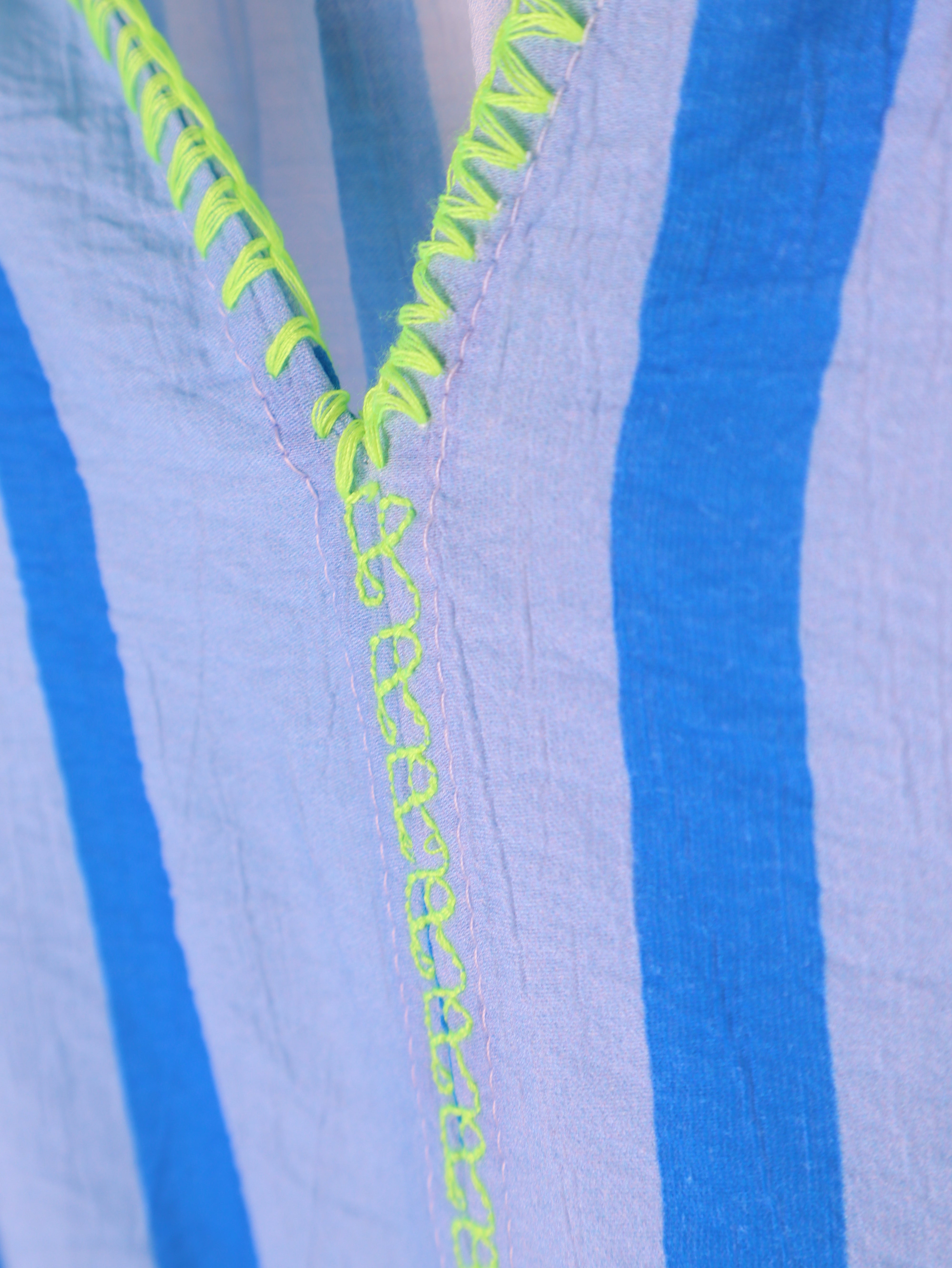 Viskose Bluse mit Neon Nähten