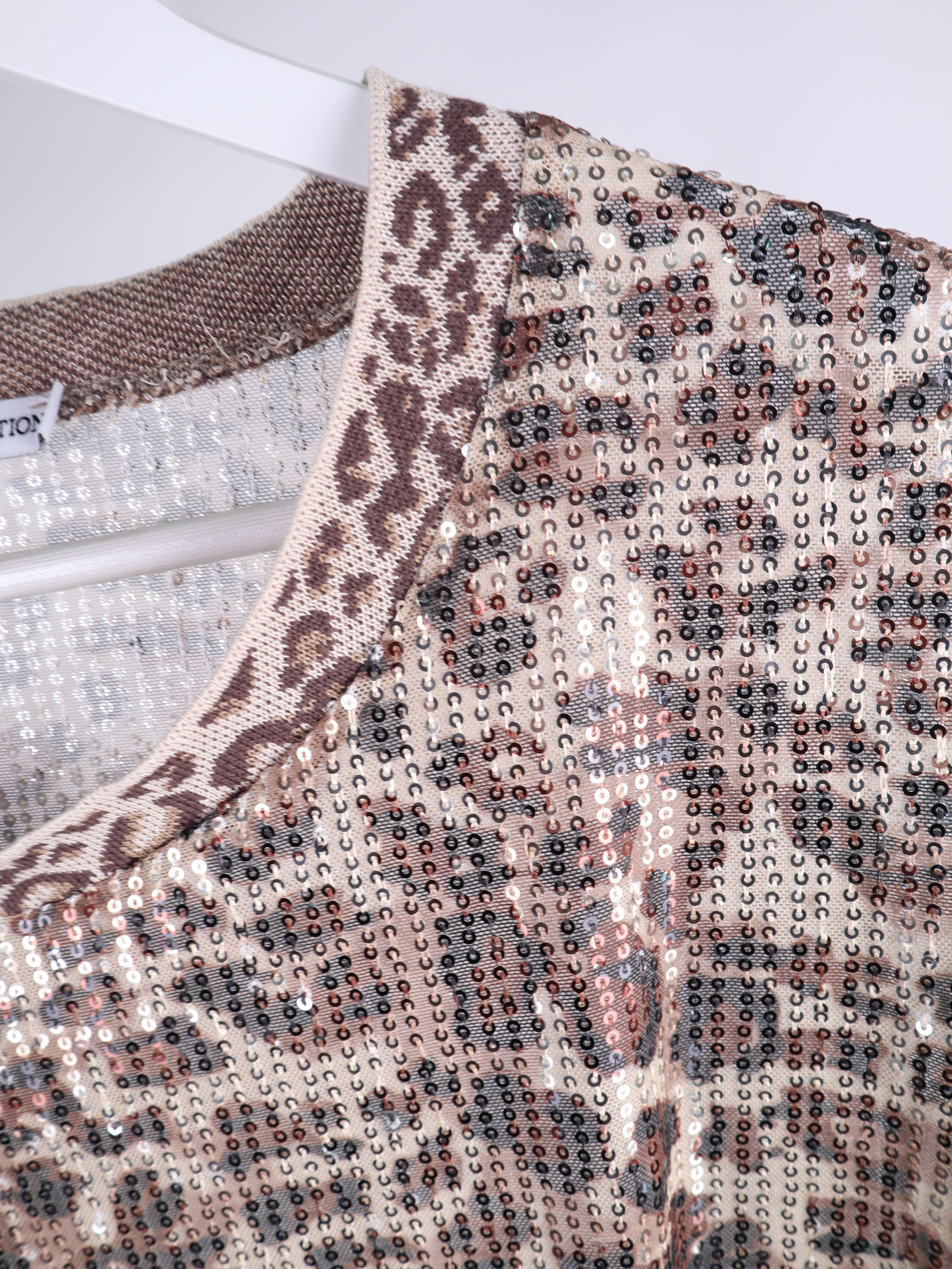 Pailletten-Shirt mit Leo-Muster