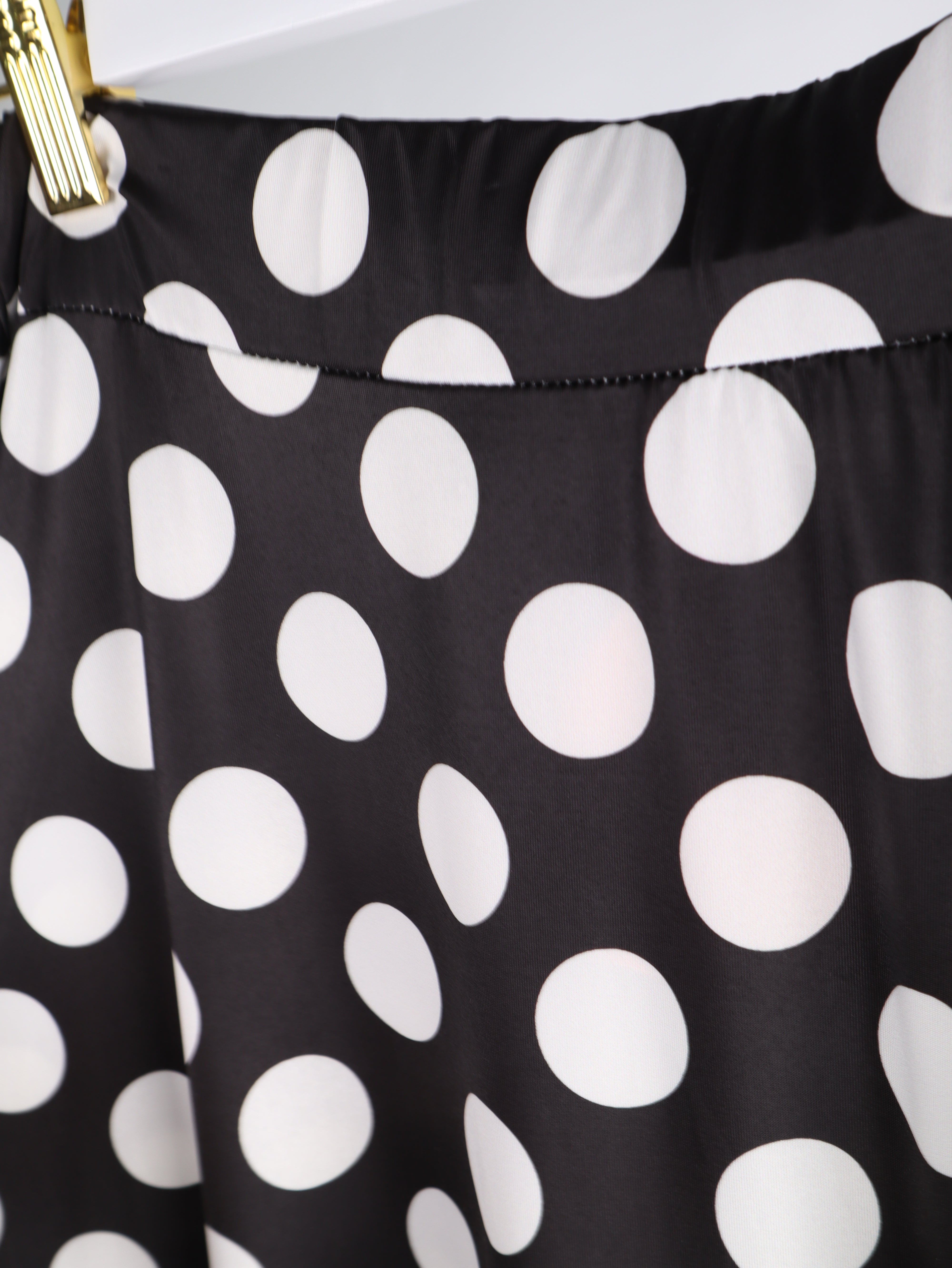 Polka-Dot Maxirock – Knitterfreie Kofferware