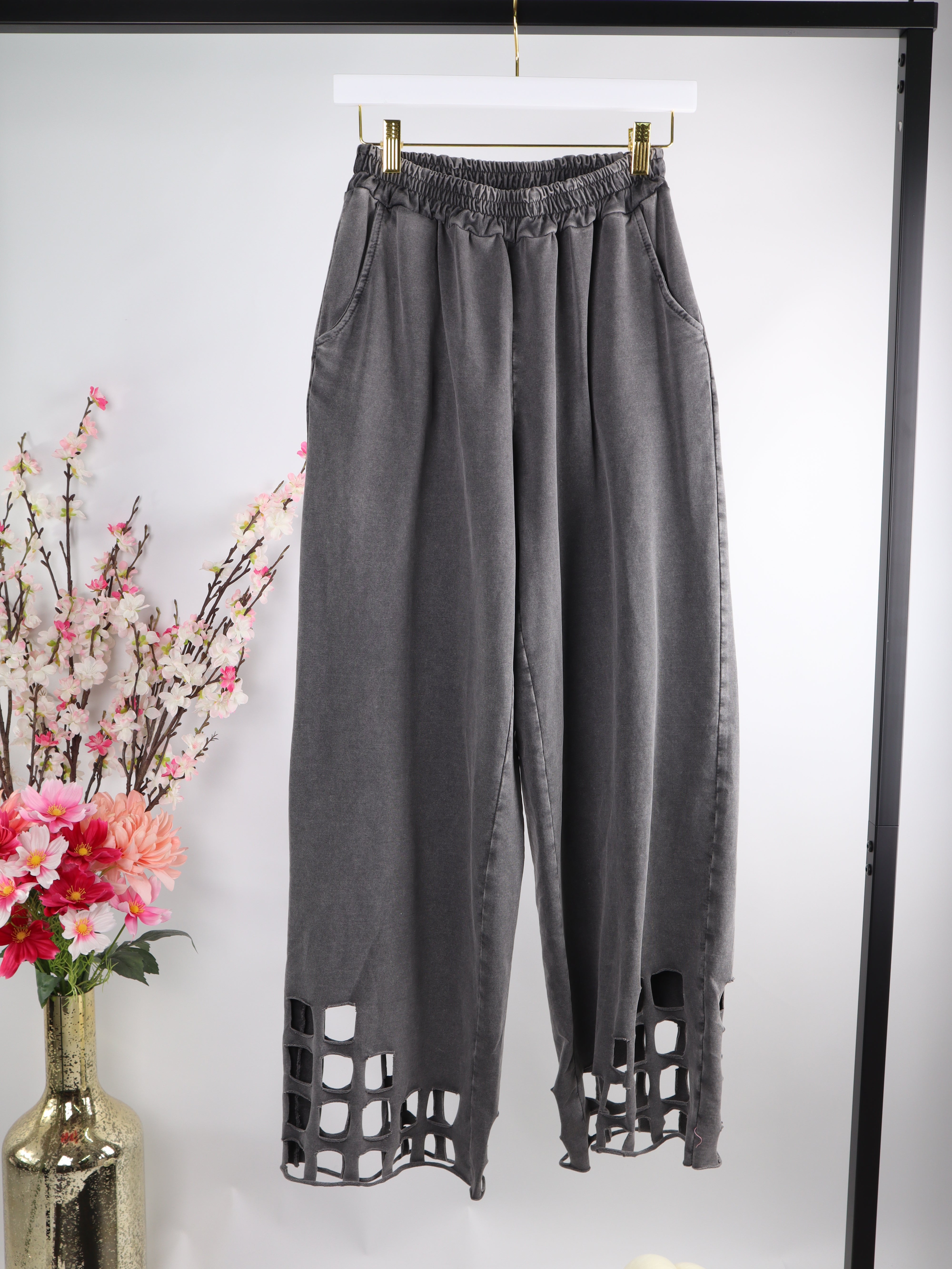 Graue Hose mit Cut-Out
