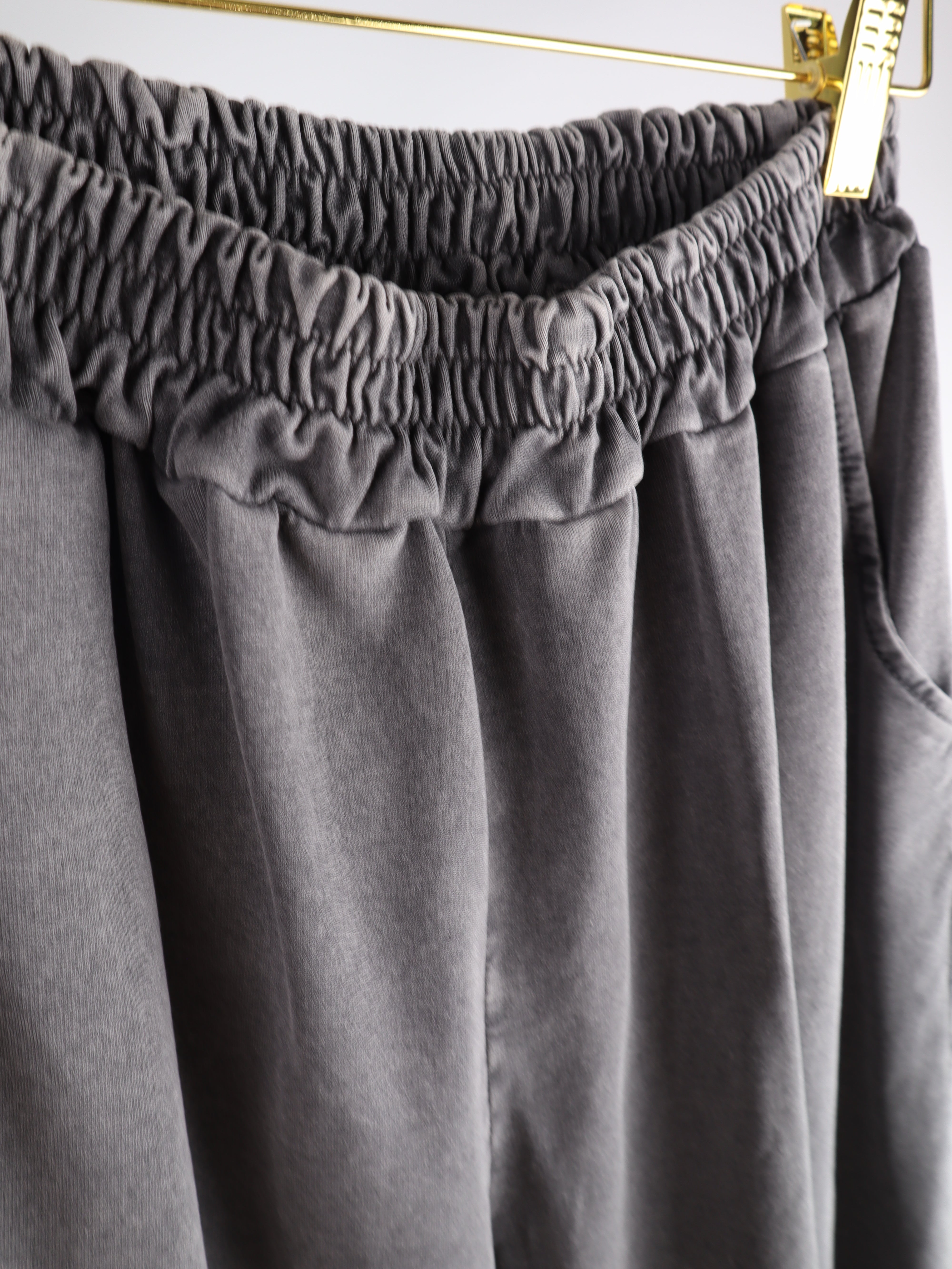 Graue Hose mit Cut-Out