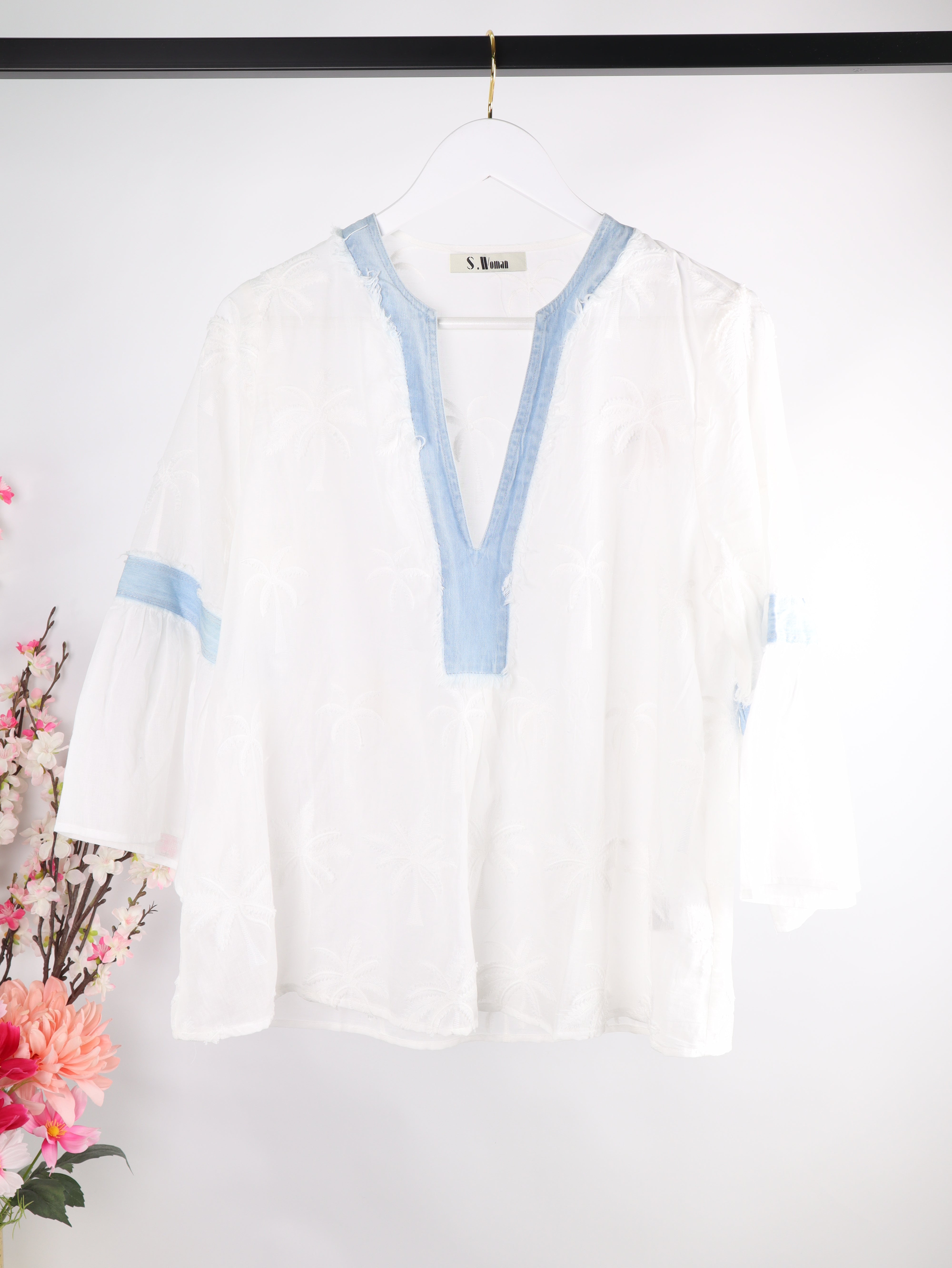Weiße Bluse mit Palmen-Stickerei