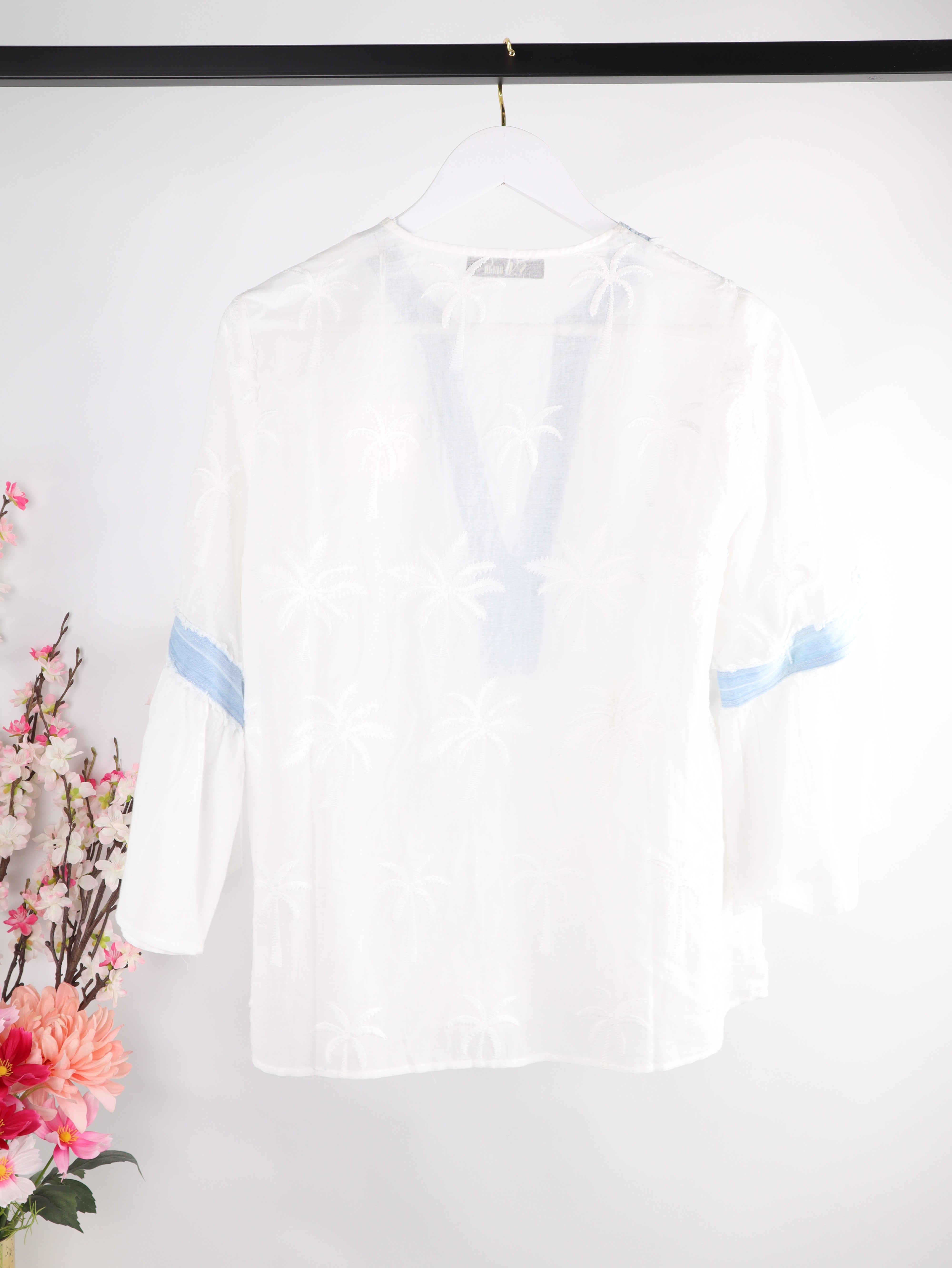 Weiße Bluse mit Palmen-Stickerei