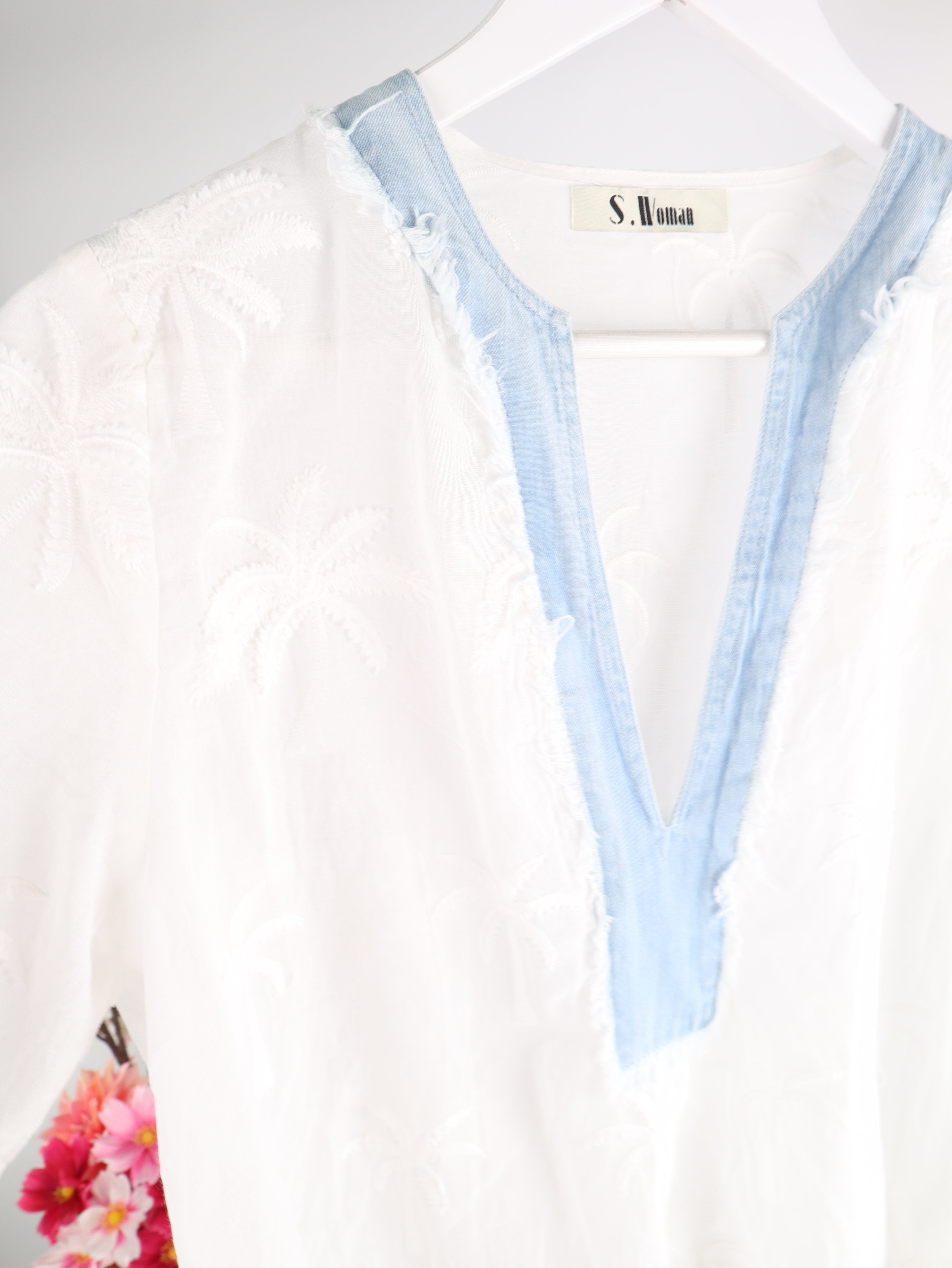 Weiße Bluse mit Palmen-Stickerei