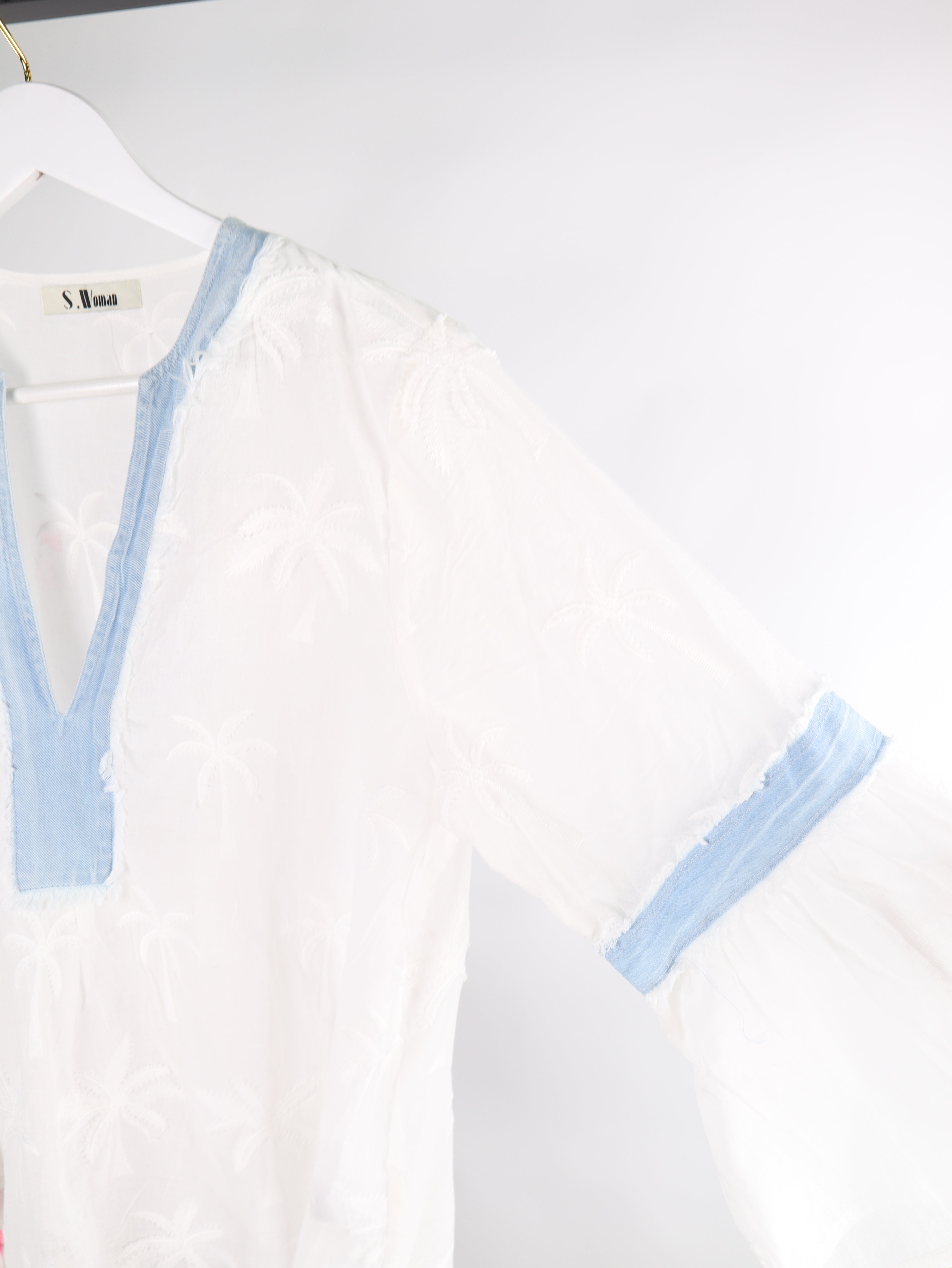 Weiße Bluse mit Palmen-Stickerei