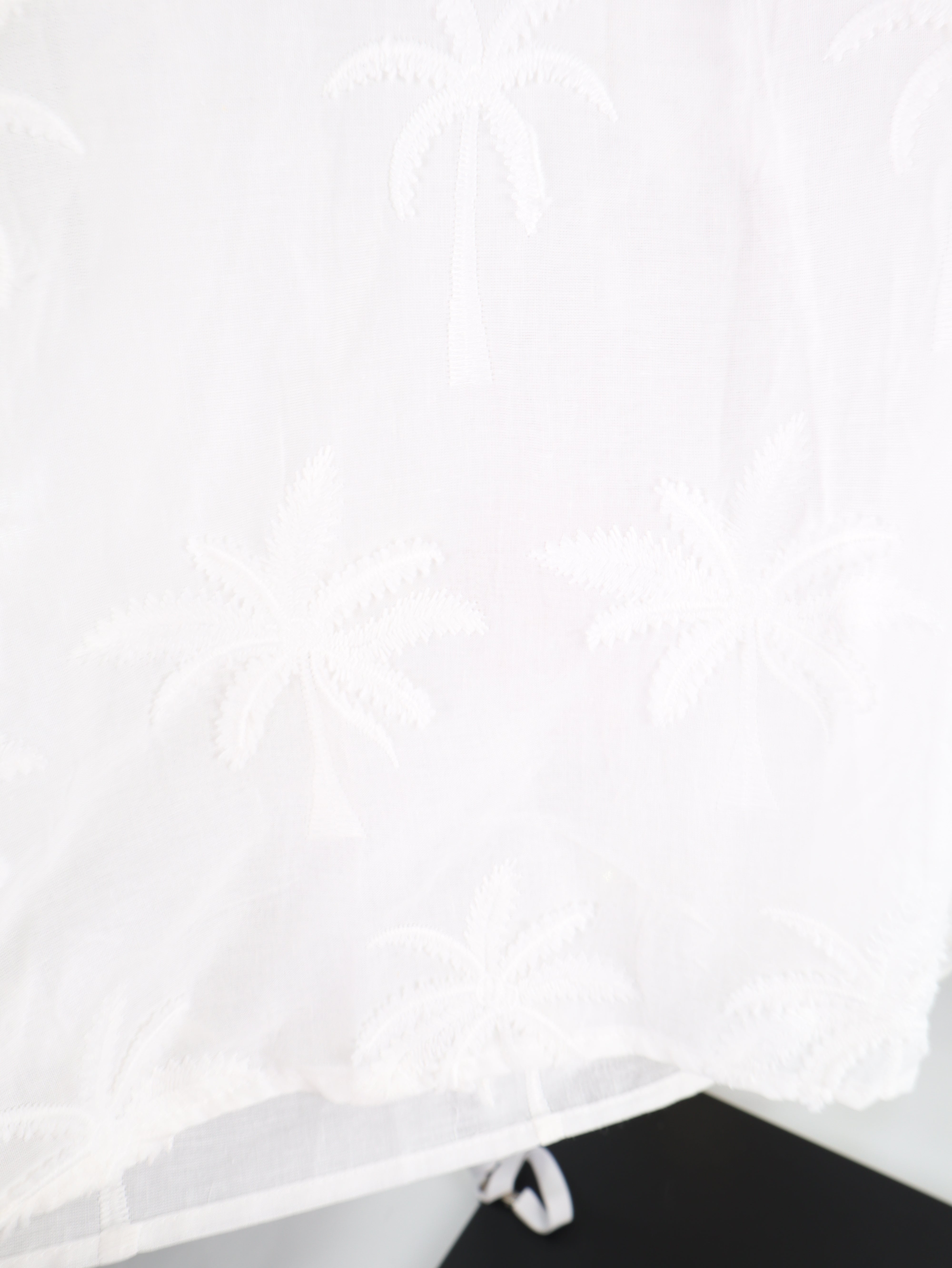 Weiße Bluse mit Palmen-Stickerei
