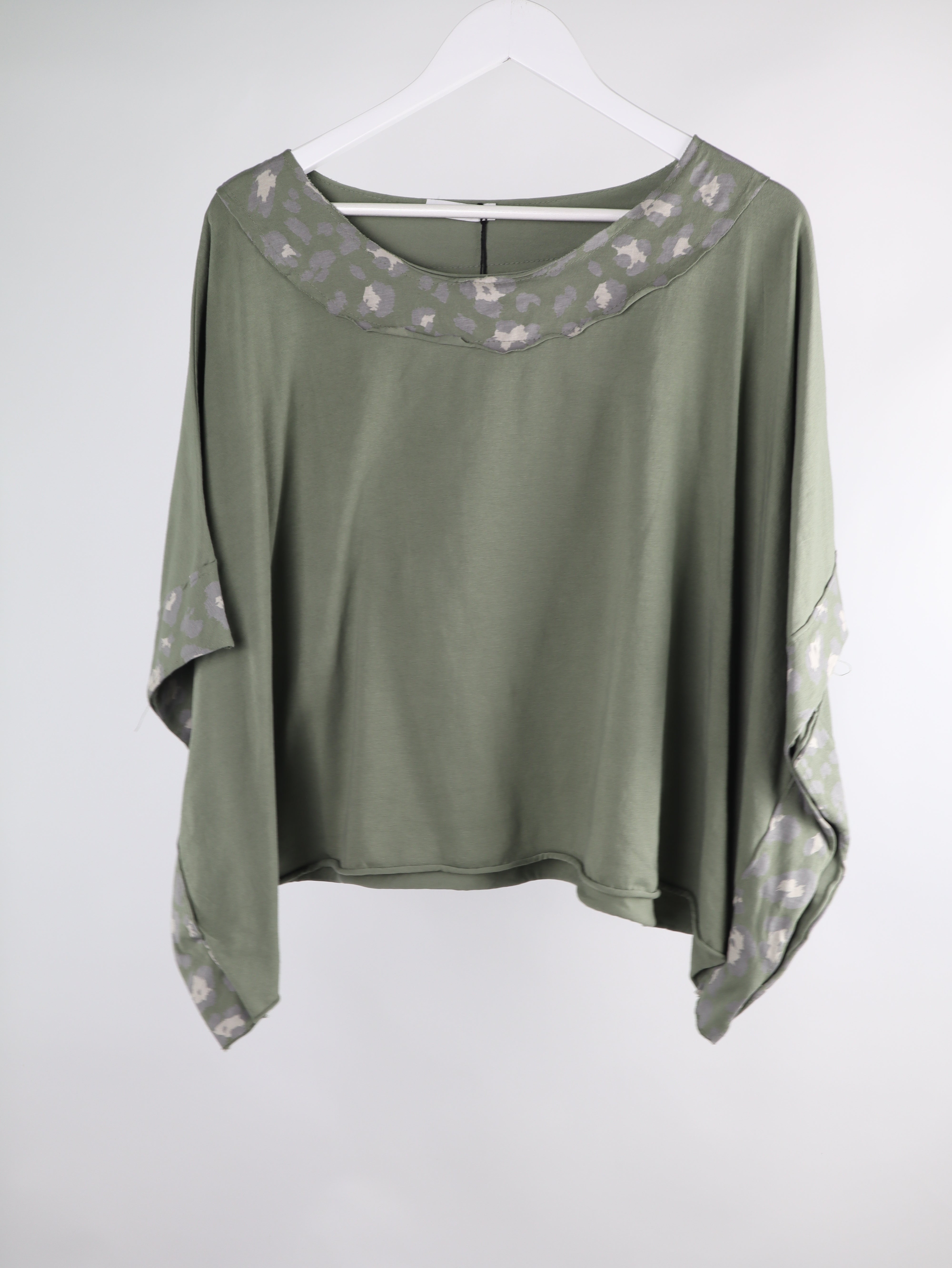 Oversize Poncho Shirt mit Leo-Details