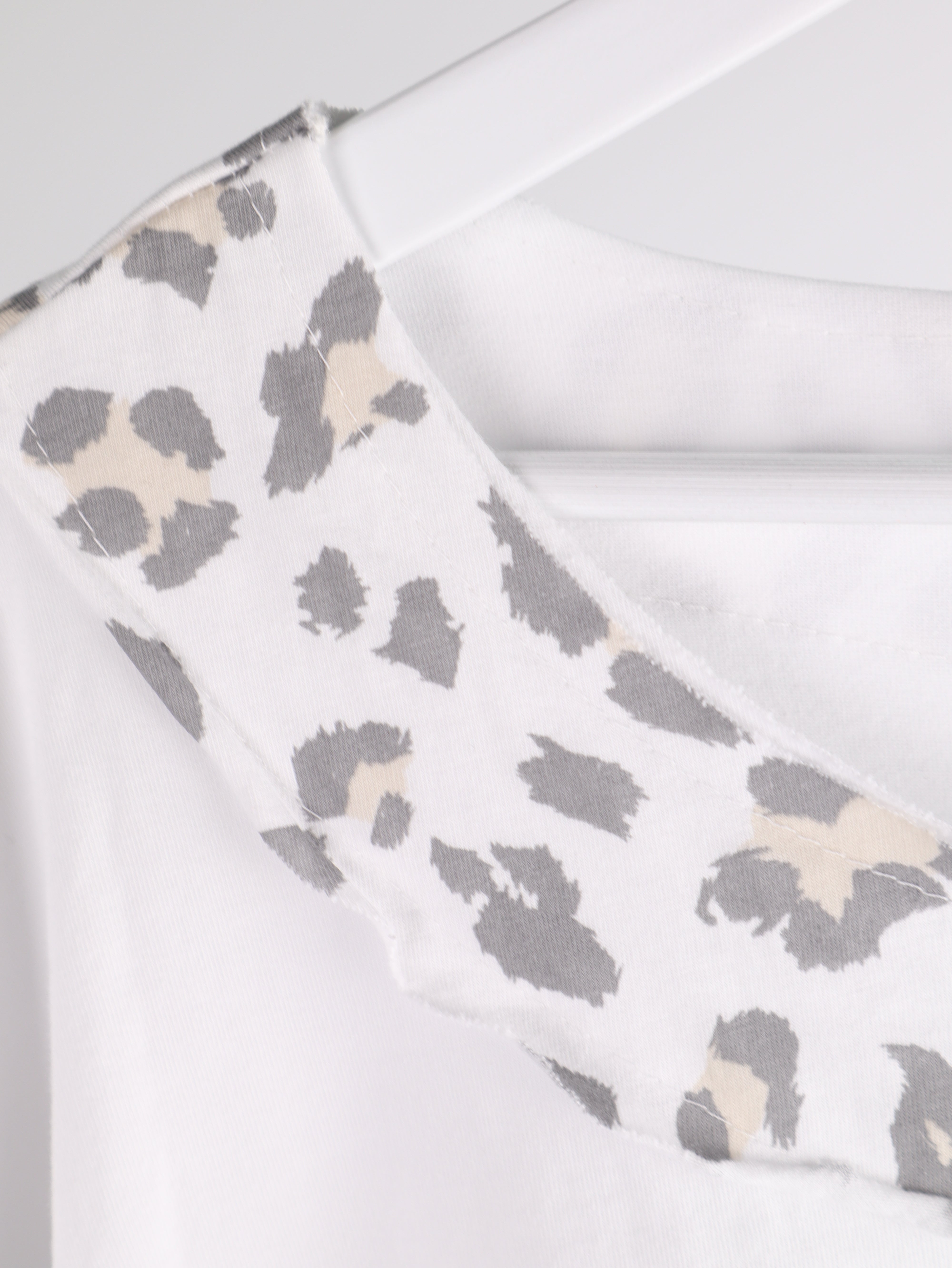 Oversize Poncho Shirt mit Leo-Details
