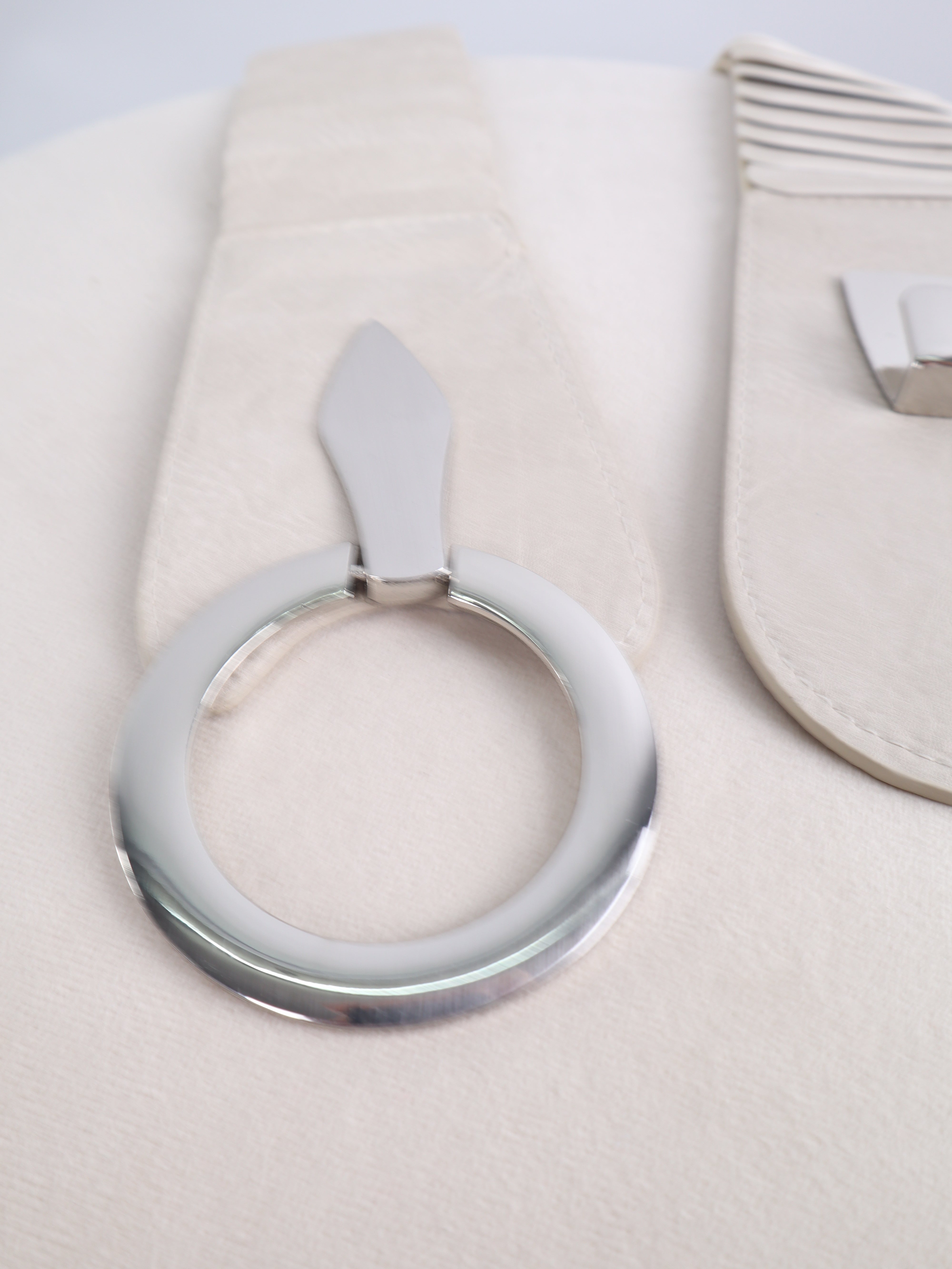 Elastischer Taillengürtel mit Metallring und Faltenstruktur