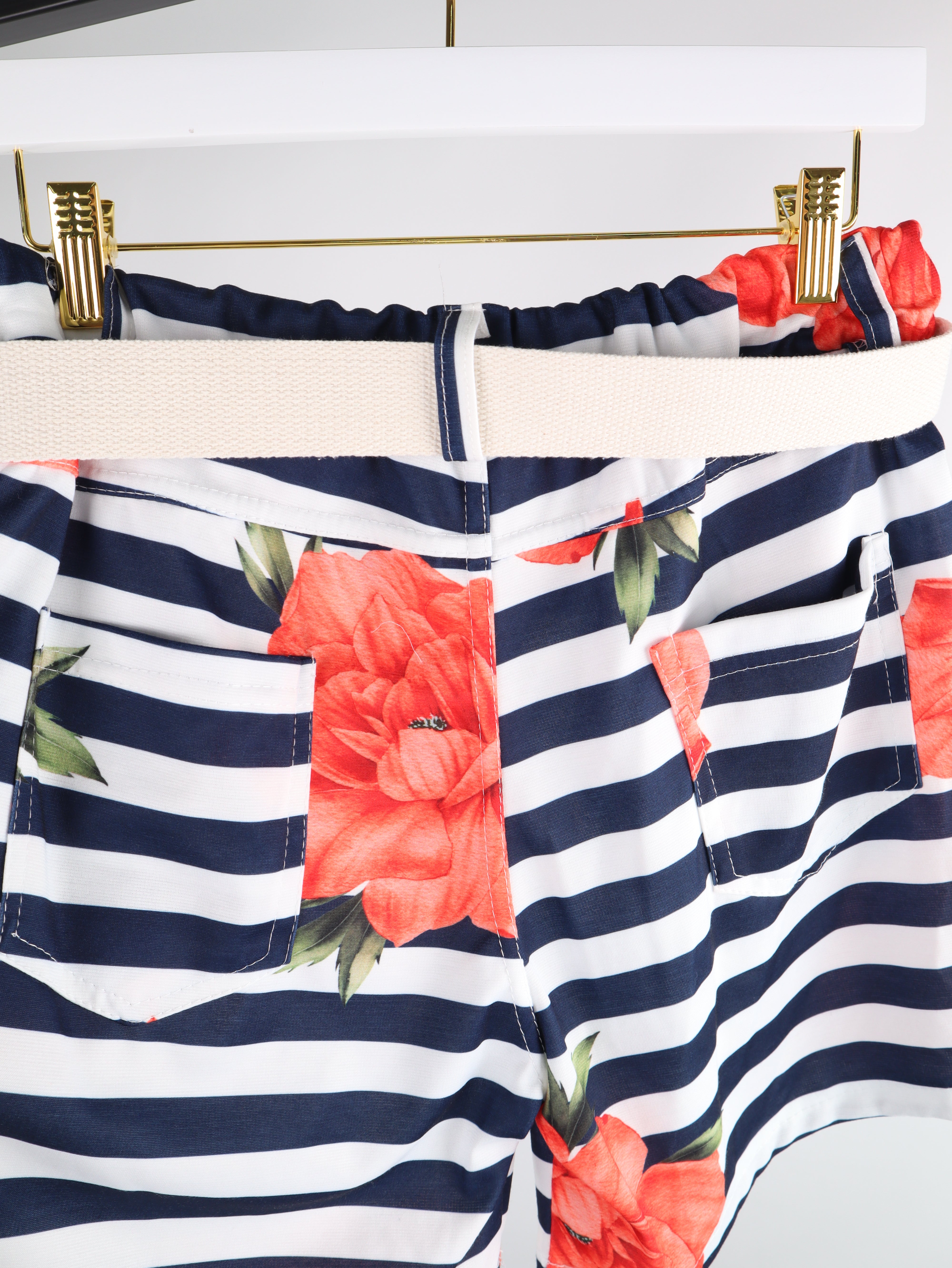 Shorts mit Streifen- und Blumenprint inkl. Gürtel