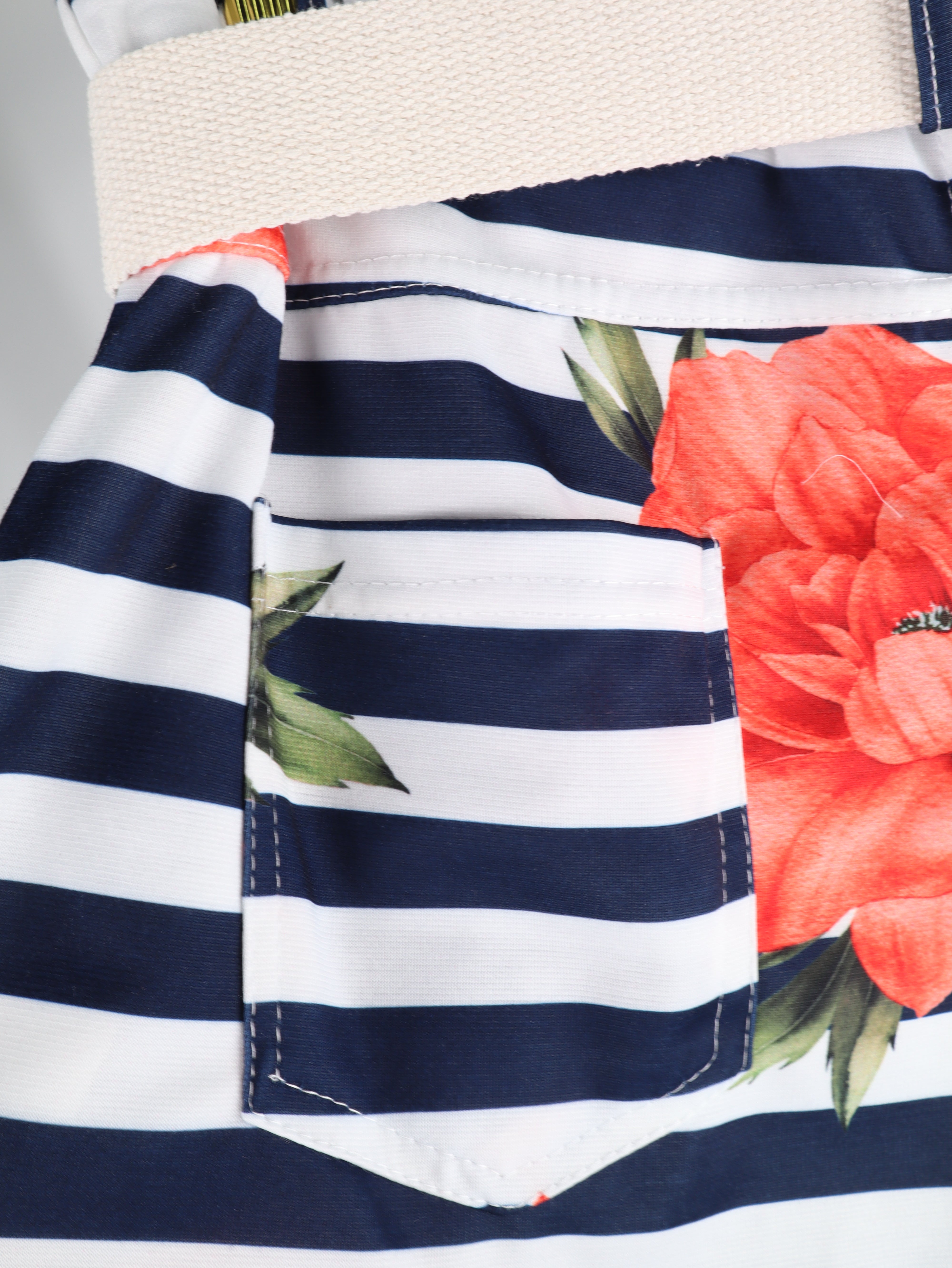 Shorts mit Streifen- und Blumenprint inkl. Gürtel