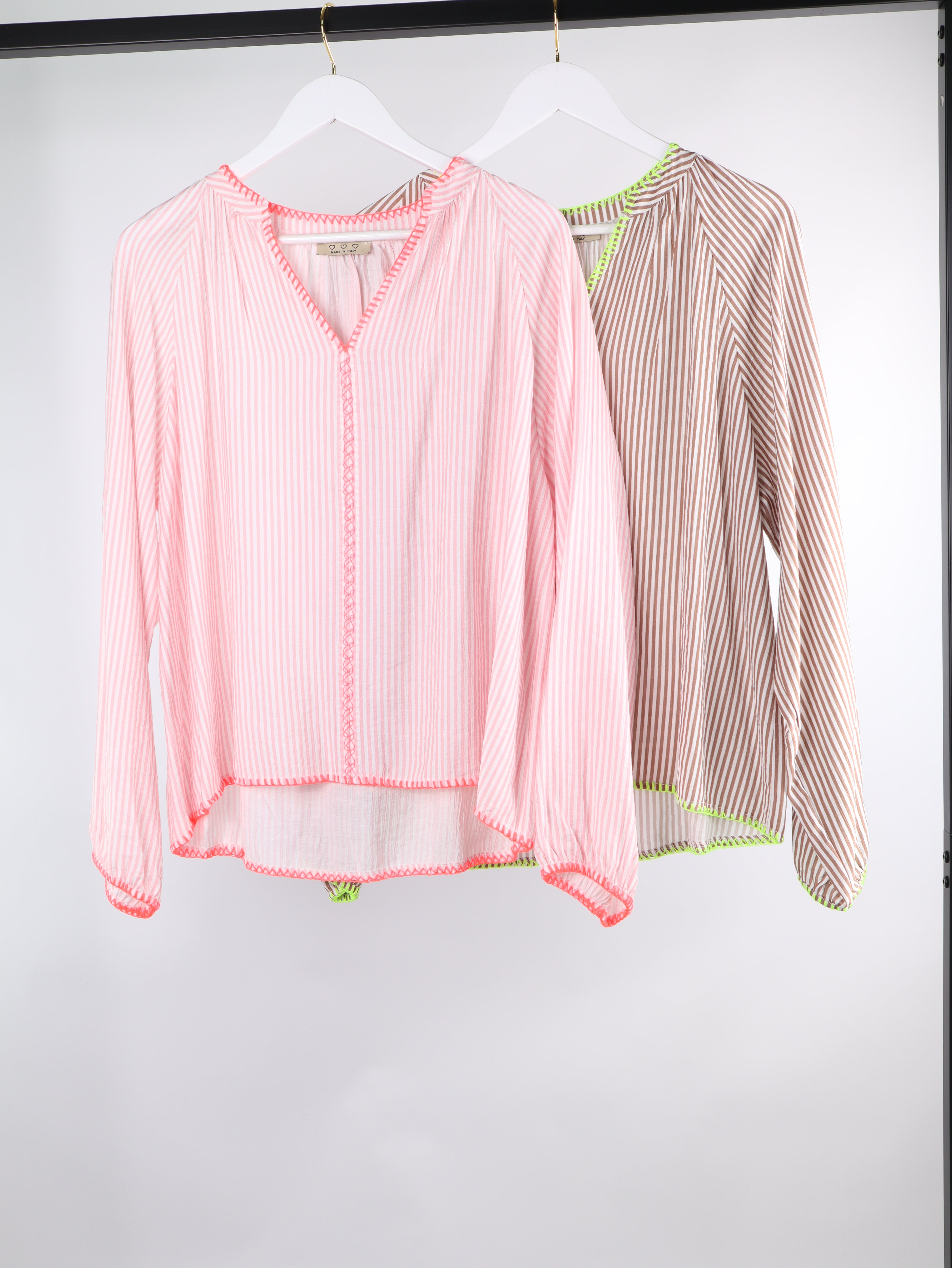 Streifen Viskosebluse mit Neon-Naht