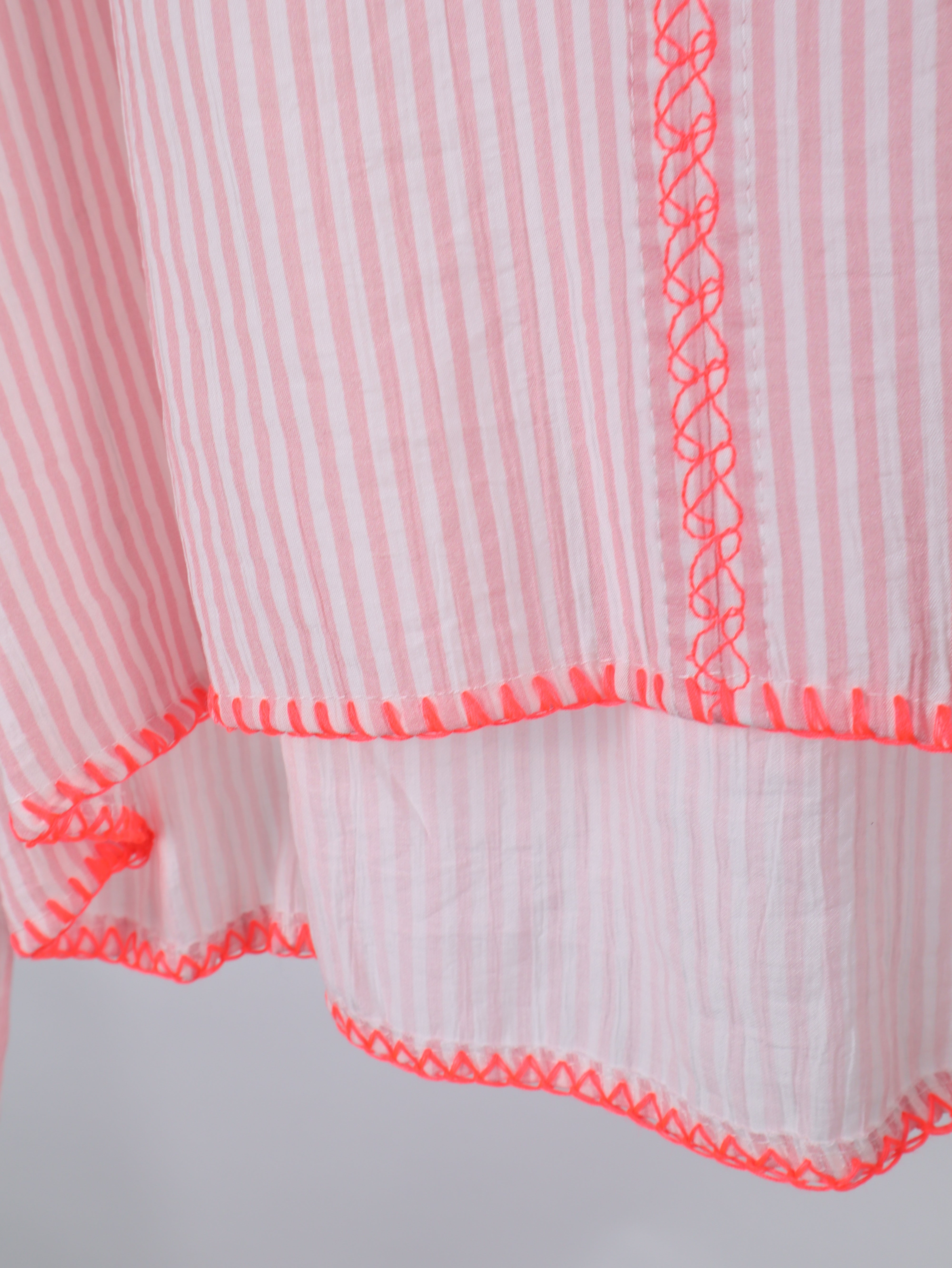 Streifen Viskosebluse mit Neon-Naht